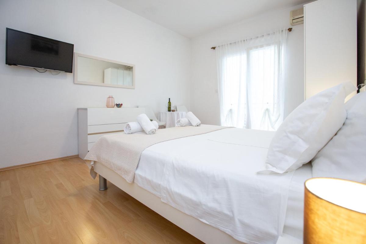 Deluxe Double Room with Balcony and Sea View photo 3