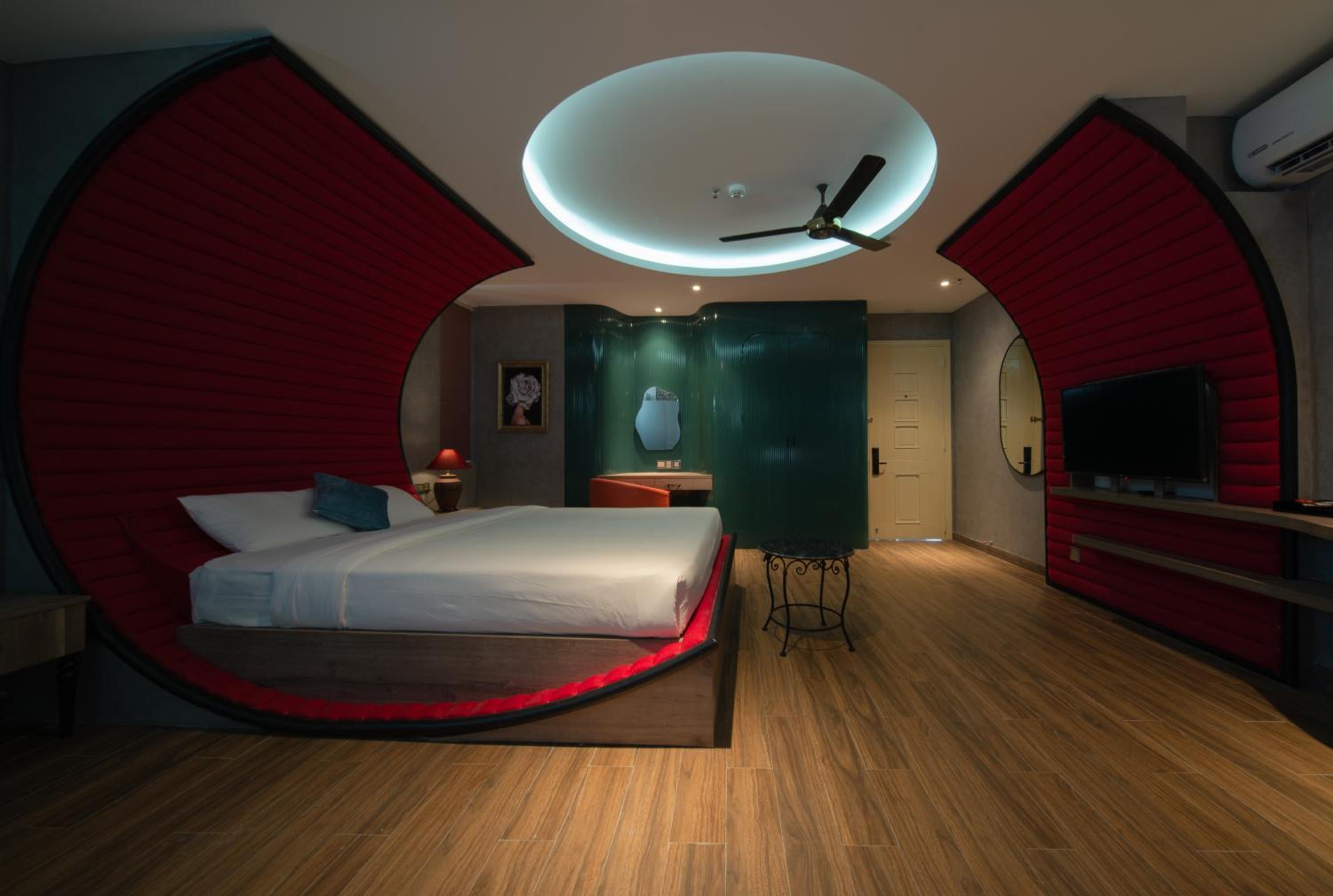 Executive Suite - Photo 8
