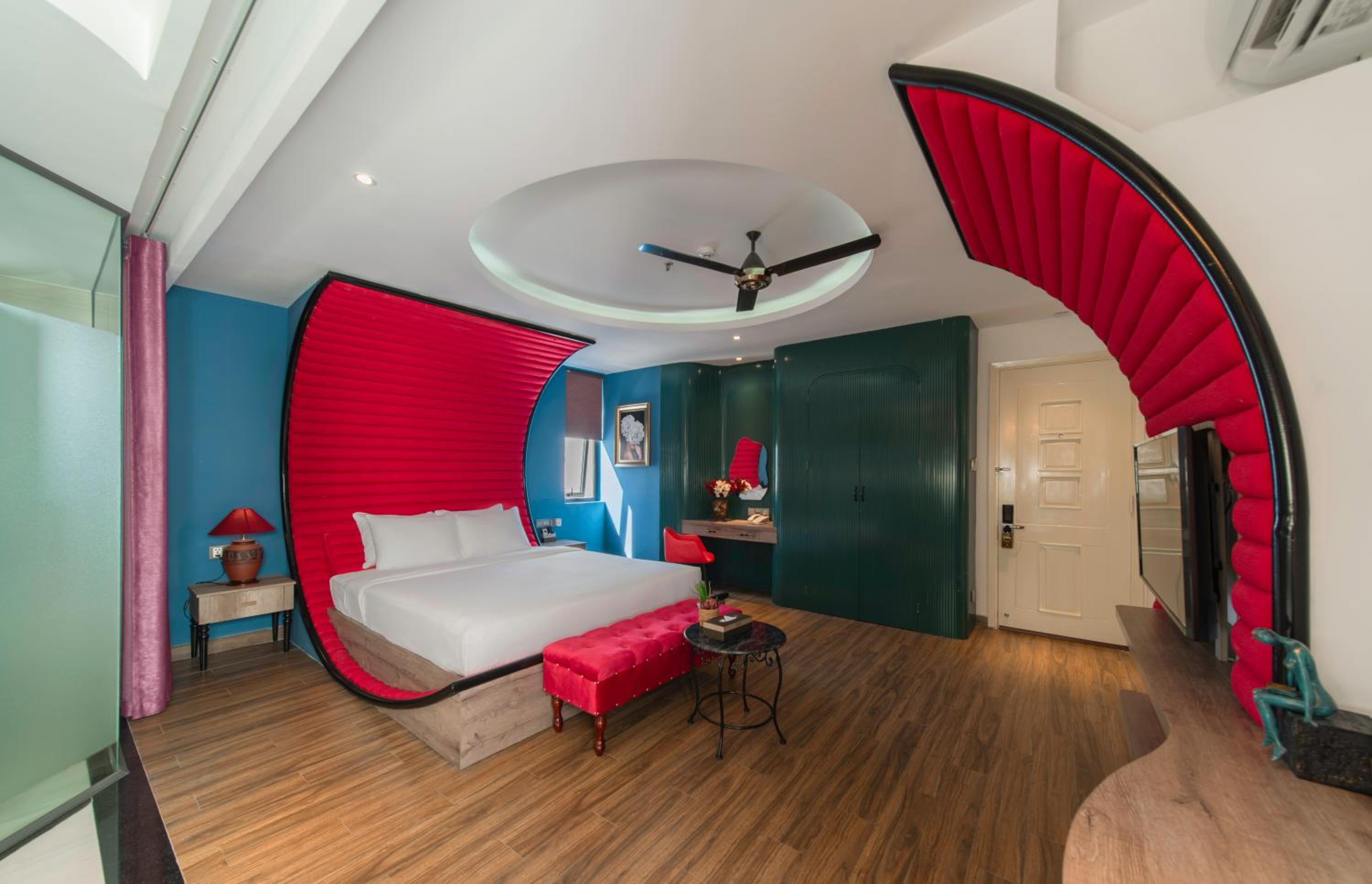 Executive Suite - Photo 14