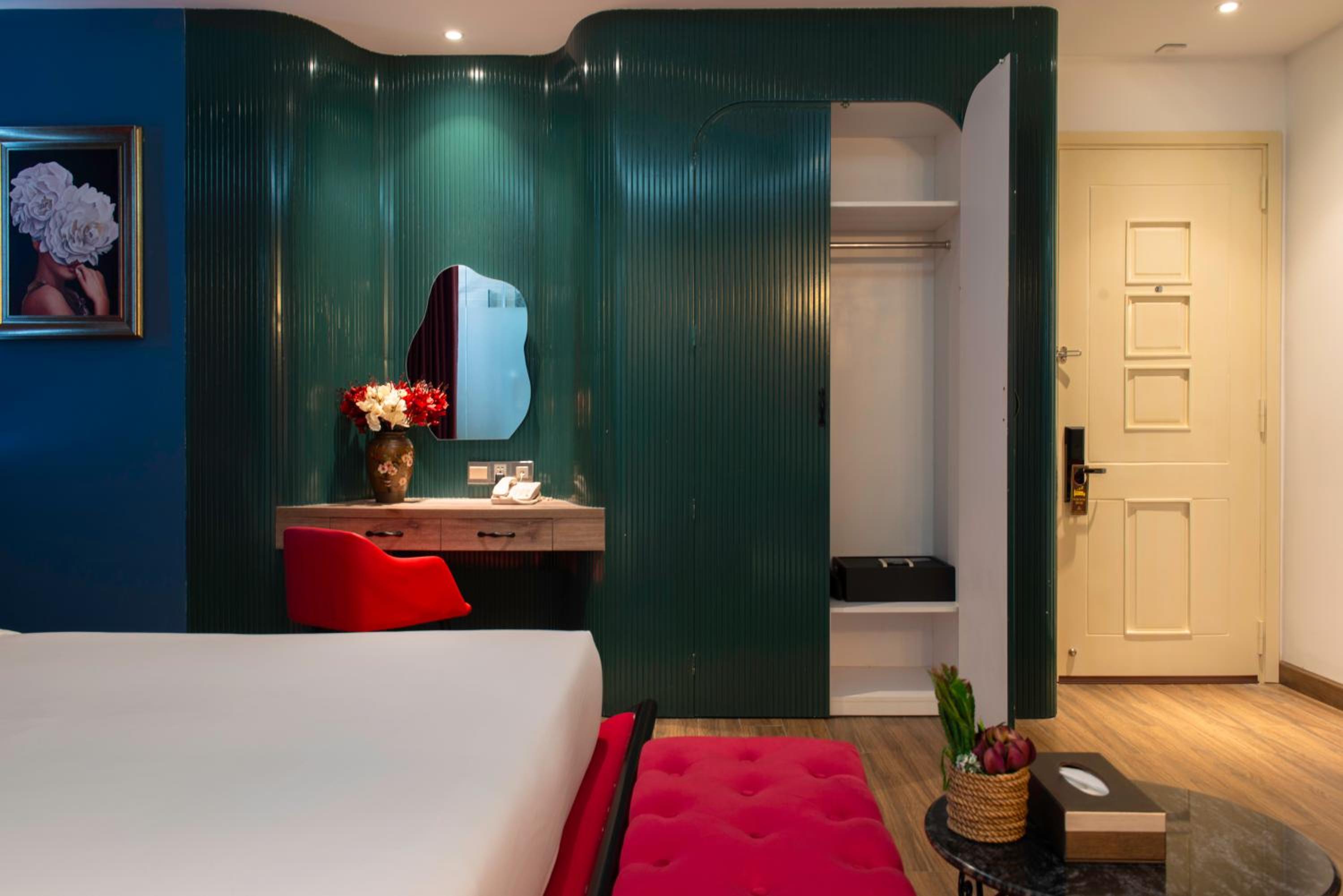 Executive Suite - Photo 16