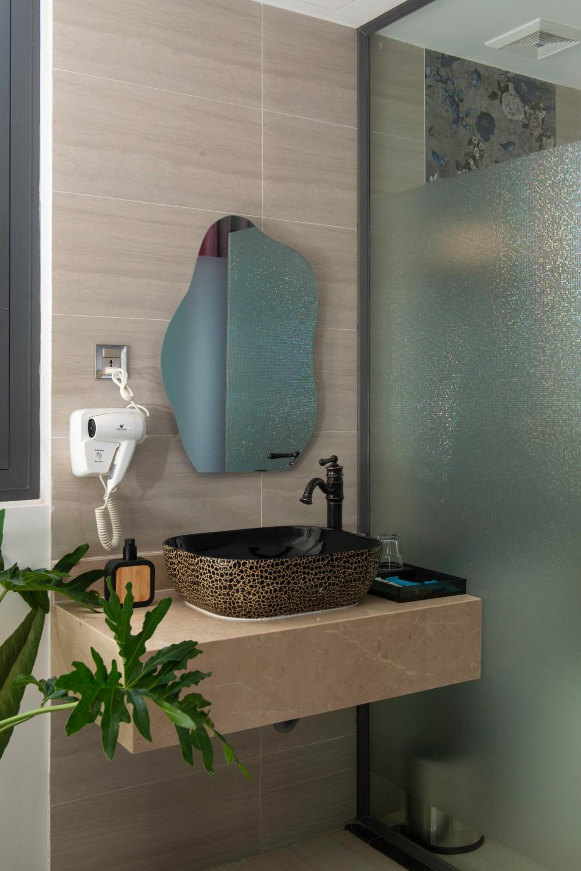 Executive Suite - Photo 24