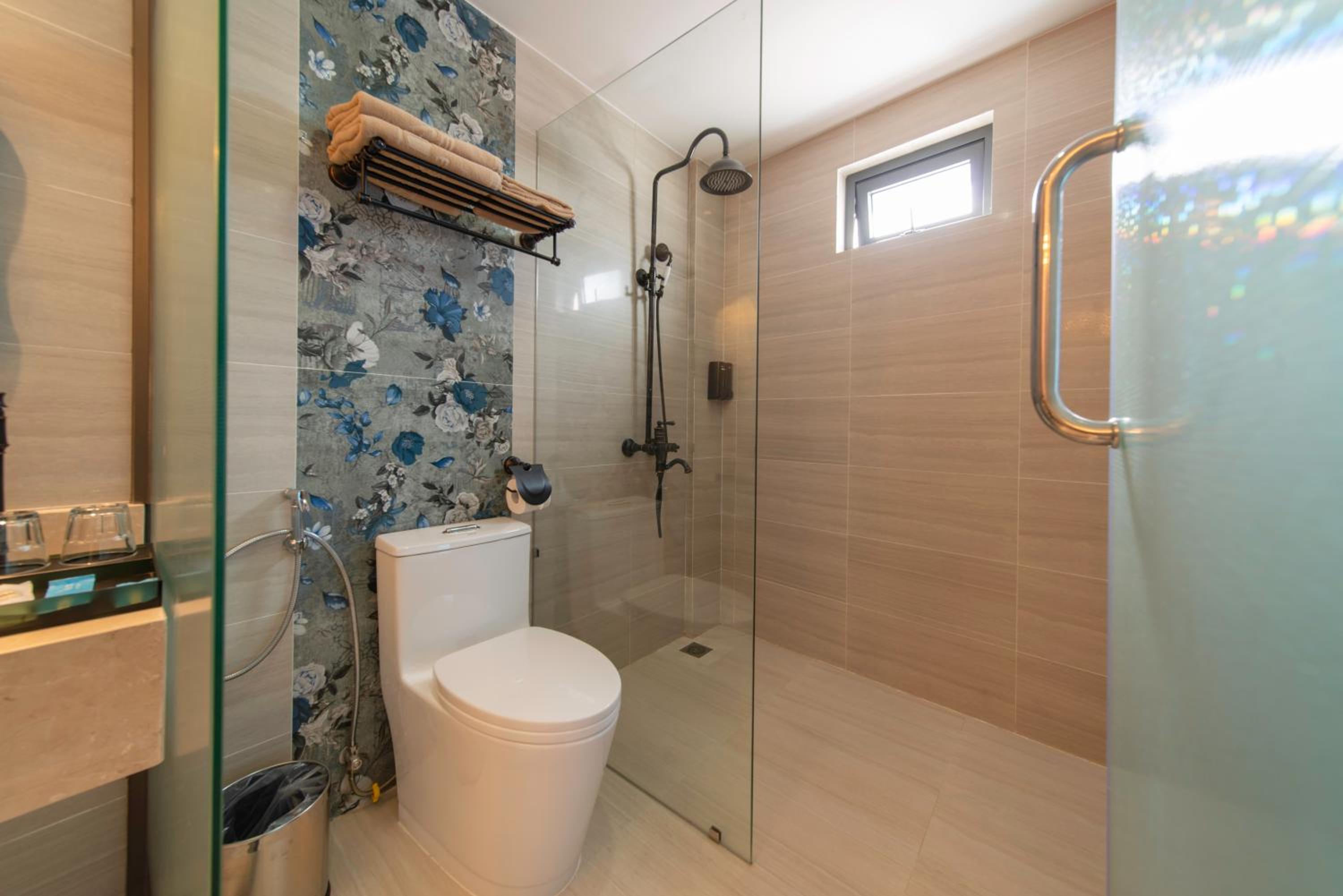 Executive Suite - Photo 23