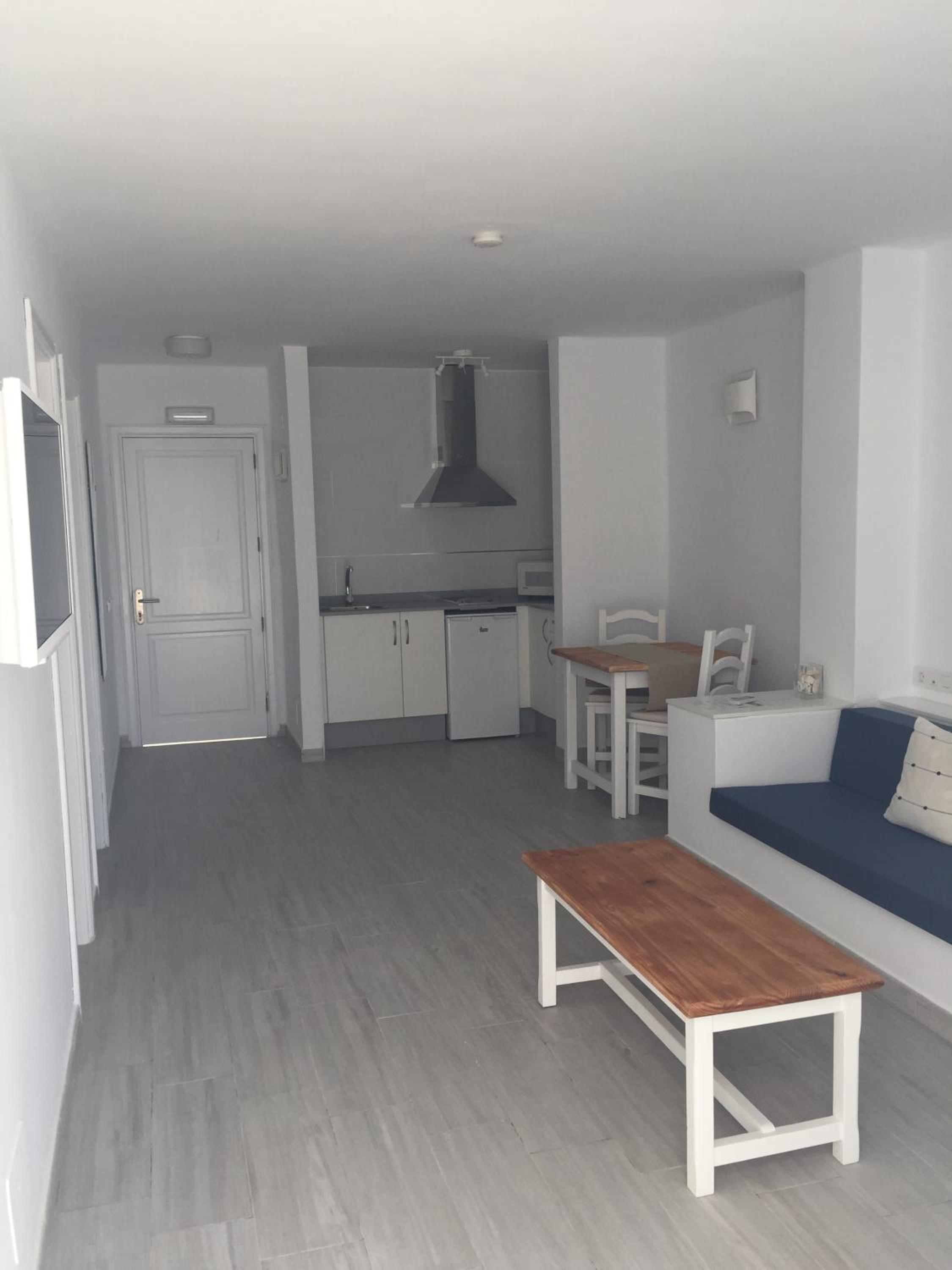 One-Bedroom Apartment with Sea View (2 Adults) - Photo 10