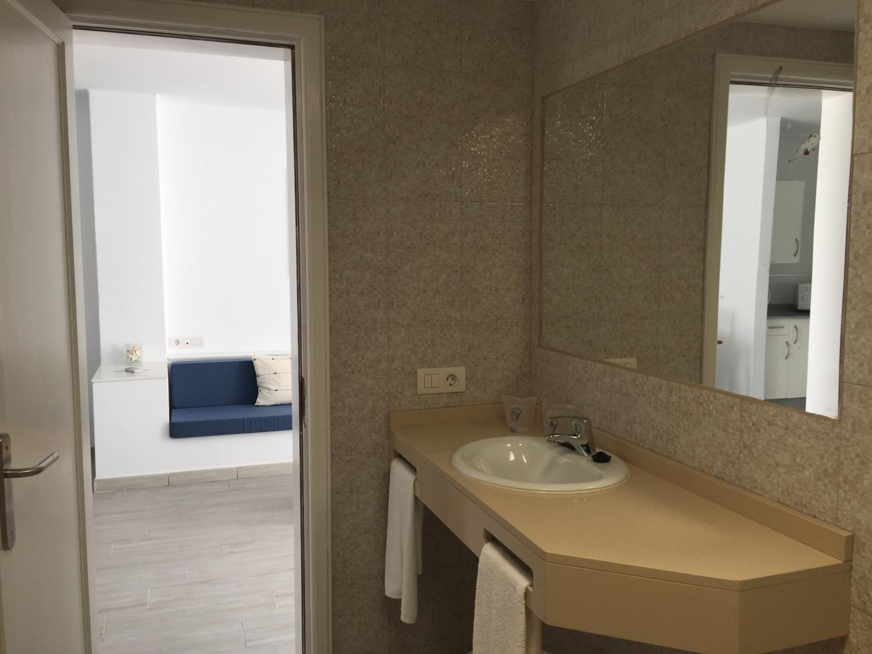 One-Bedroom Apartment with Sea View (2 Adults) - Photo 17
