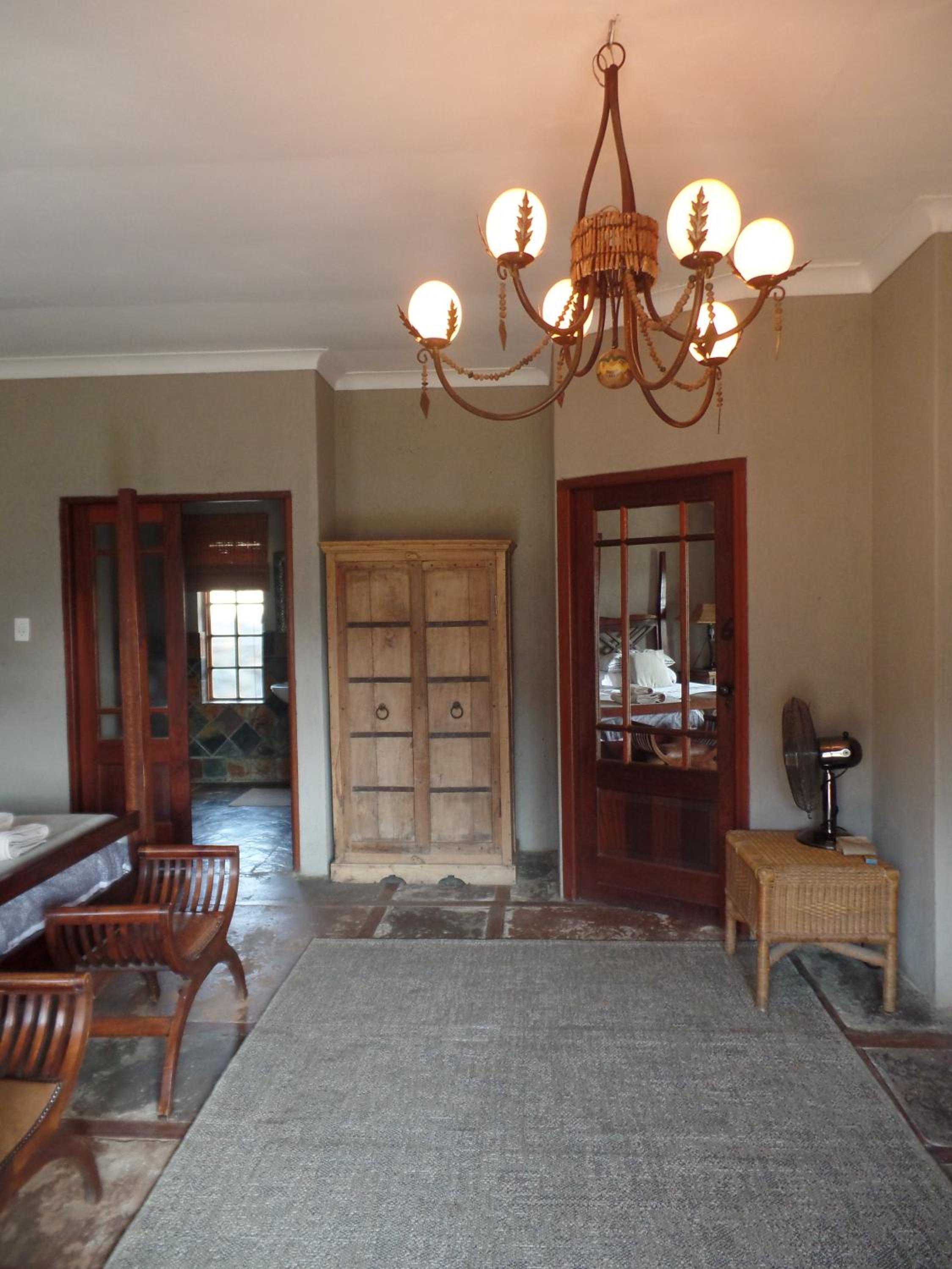 Seven-Bedroom House - Photo 2