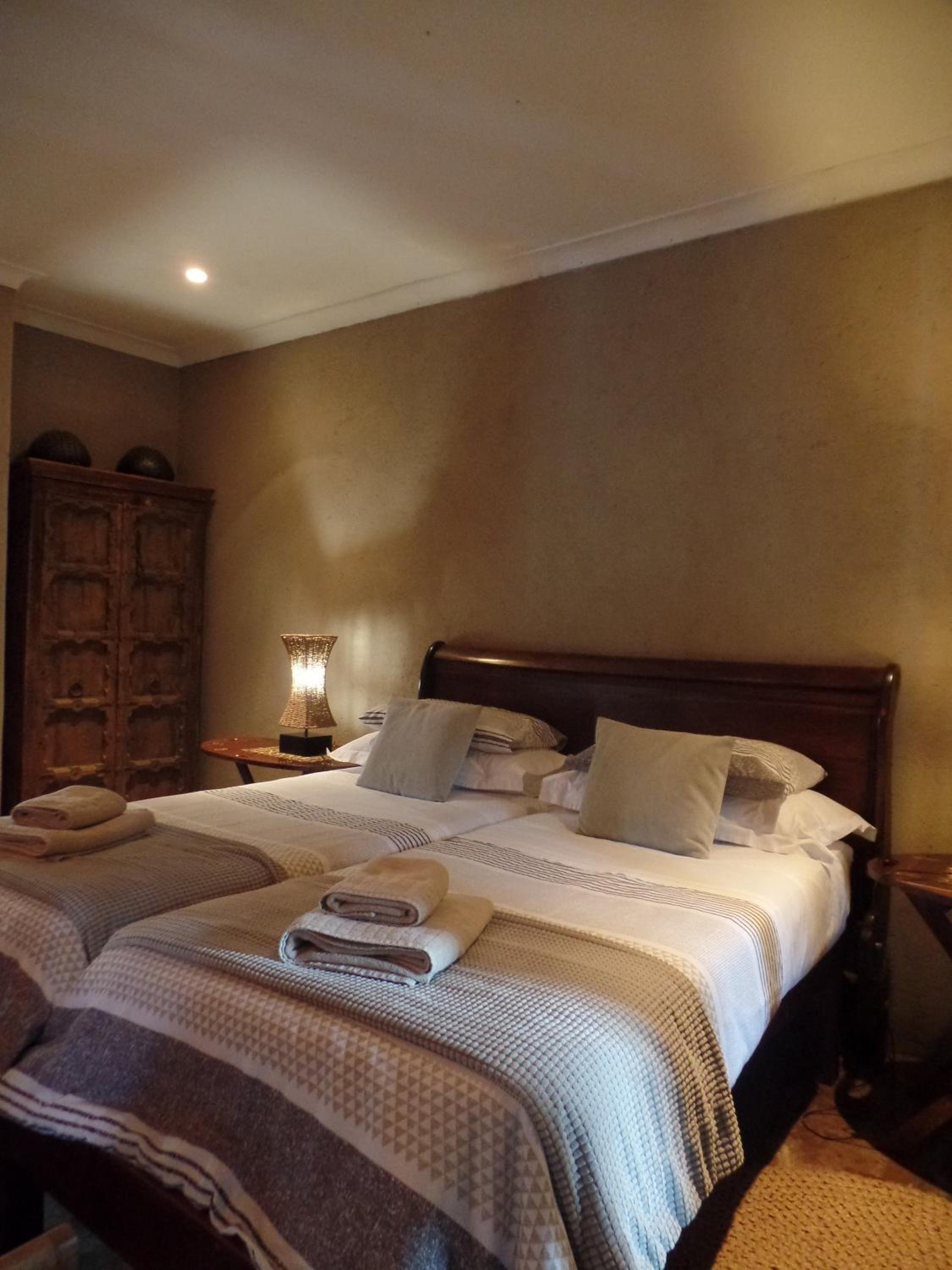Seven-Bedroom House - Photo 4
