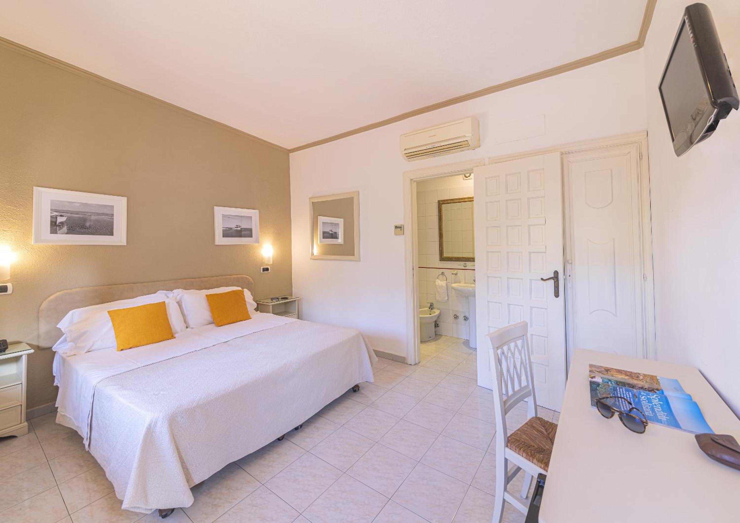 Standard Double or Twin Room with Balcony - Photo 10