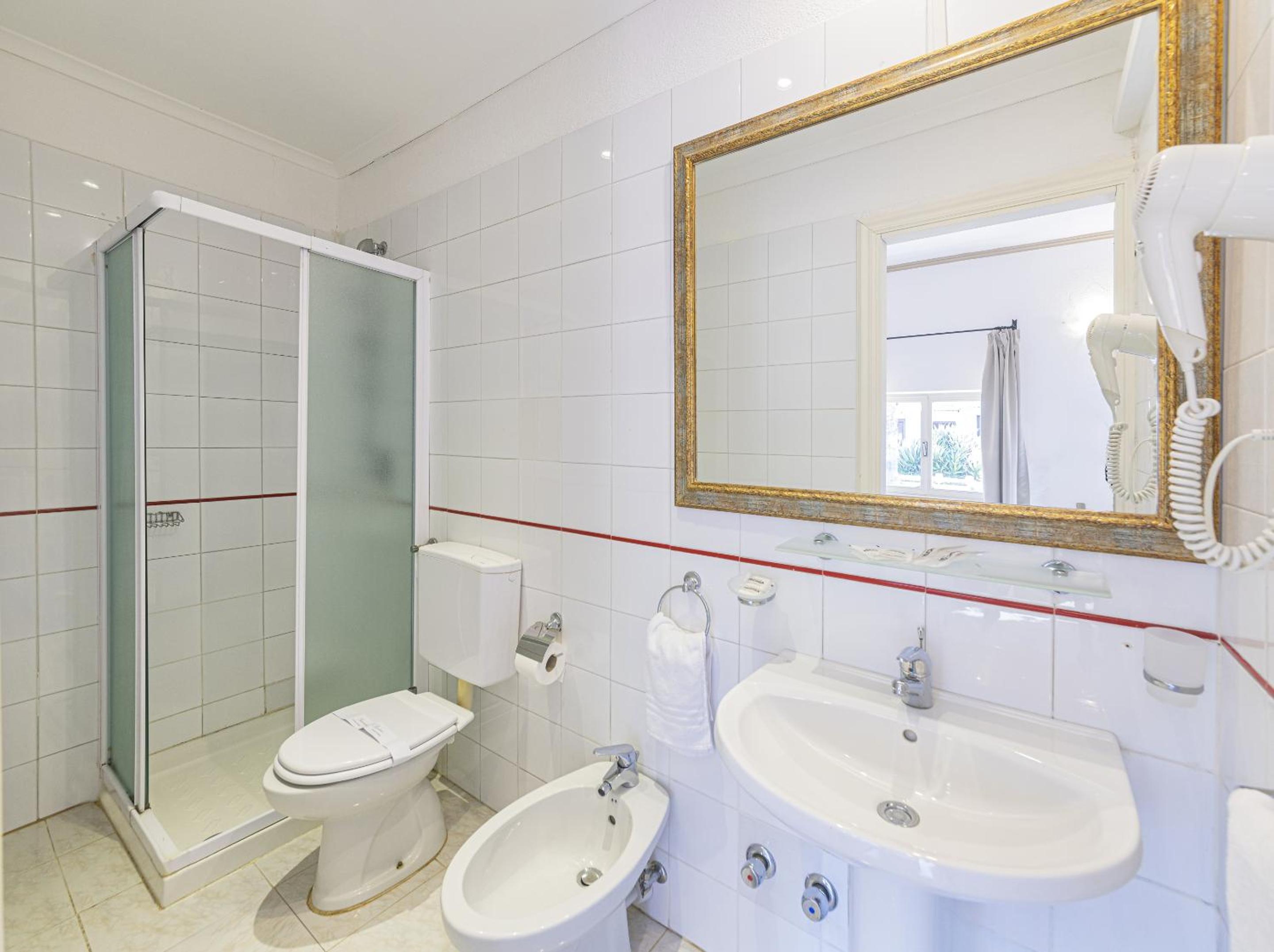 Standard Double or Twin Room with Balcony - Photo 9
