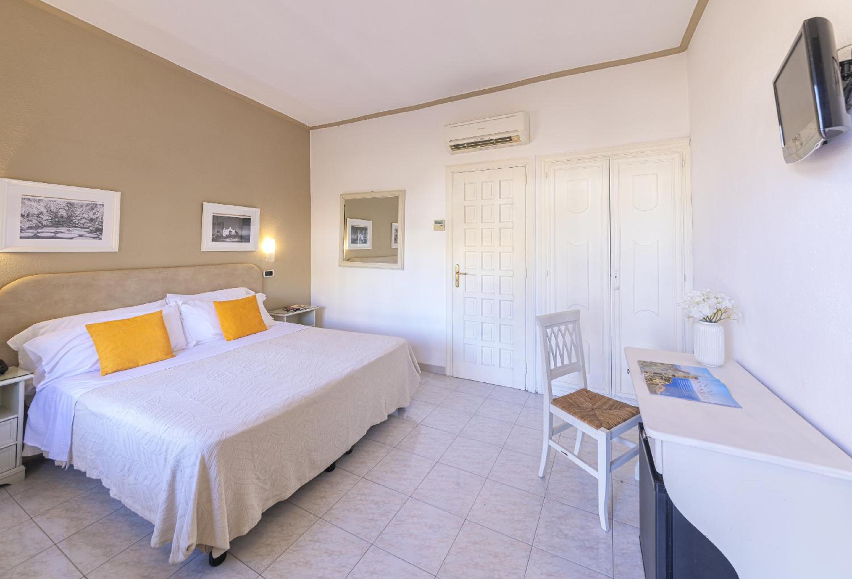 Standard Double or Twin Room with Balcony - Photo 6