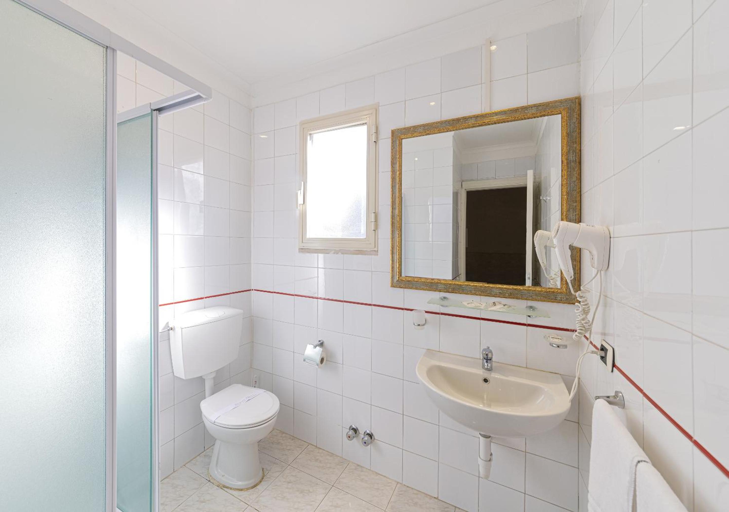 Standard Double or Twin Room with Balcony - Photo 7
