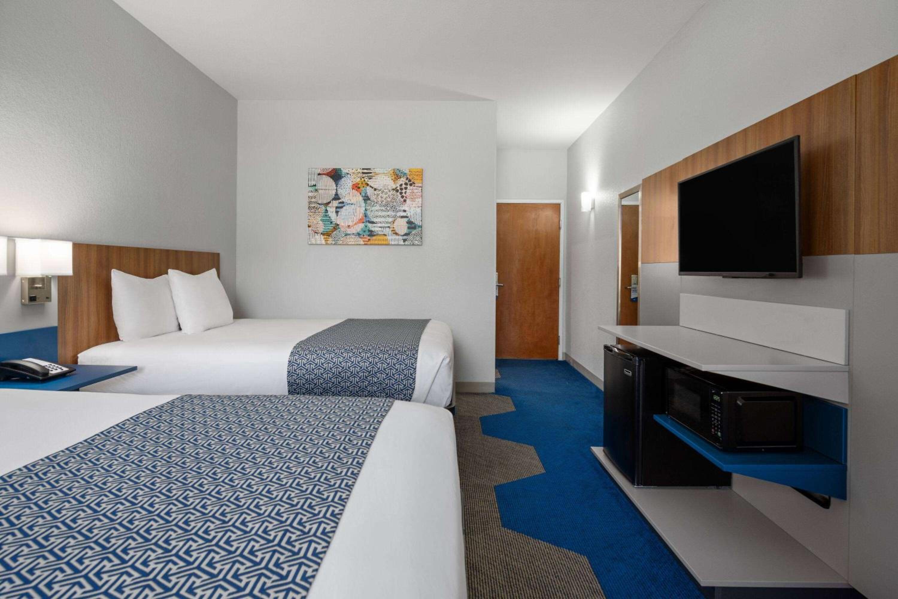 Queen Room with Two Queen Beds - Non-Smoking - Photo 1
