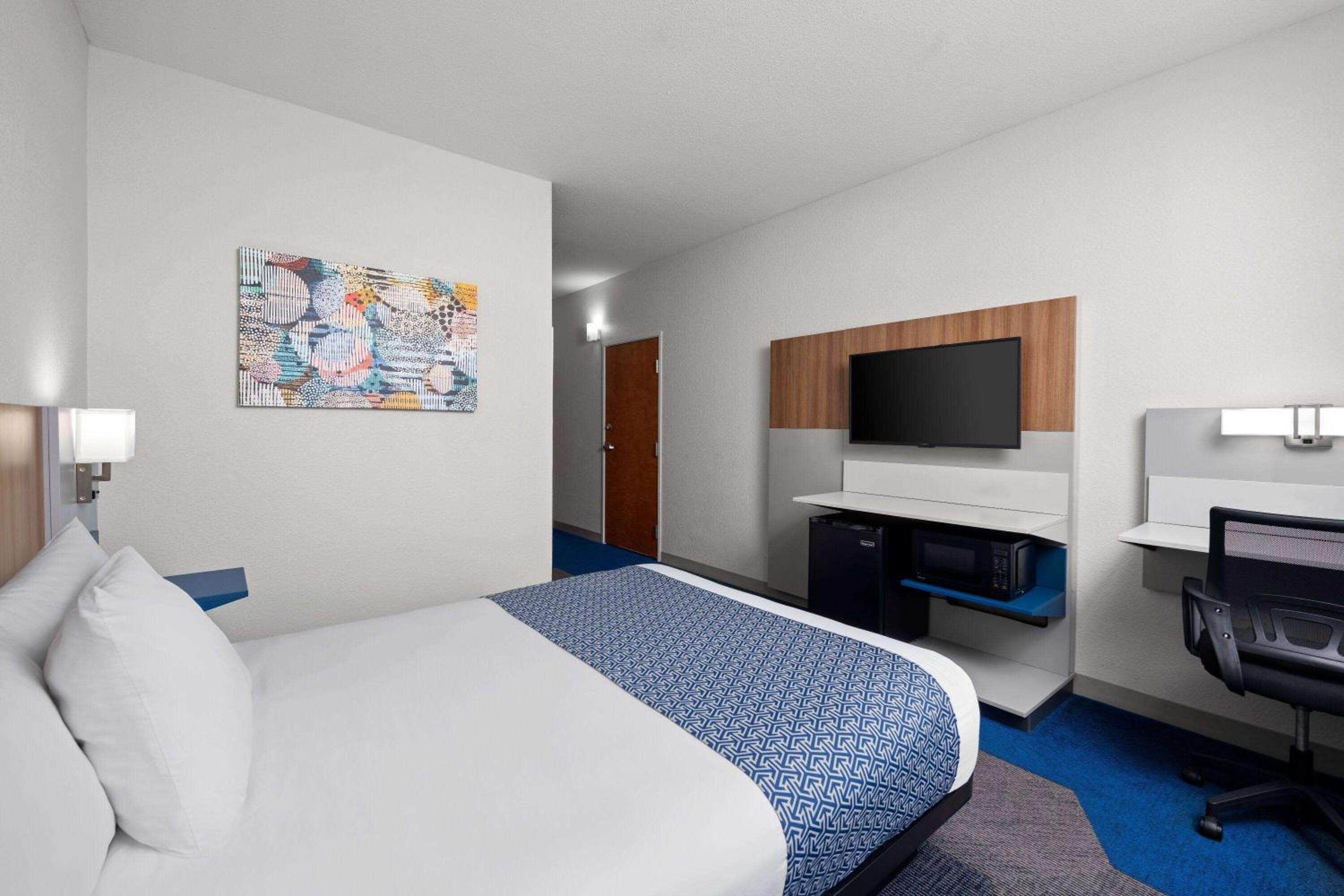 Queen Suite with Mobility Access - Non-Smoking photo 1