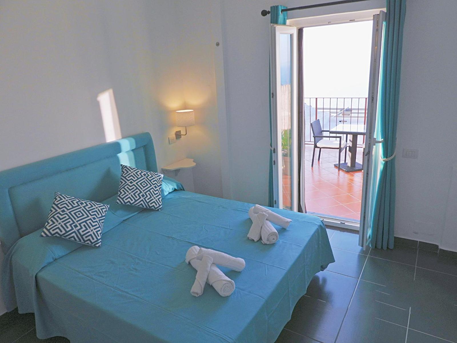 De Luxe Doppelzimmer mit Balkon und Meerblick