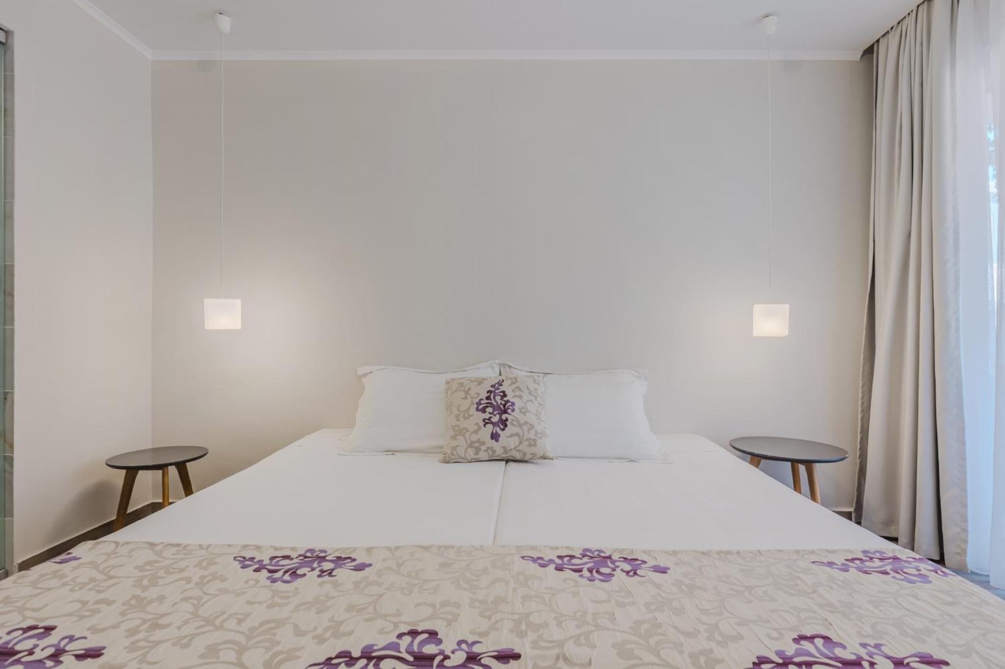 Deluxe Double Room with Balcony - Photo 8