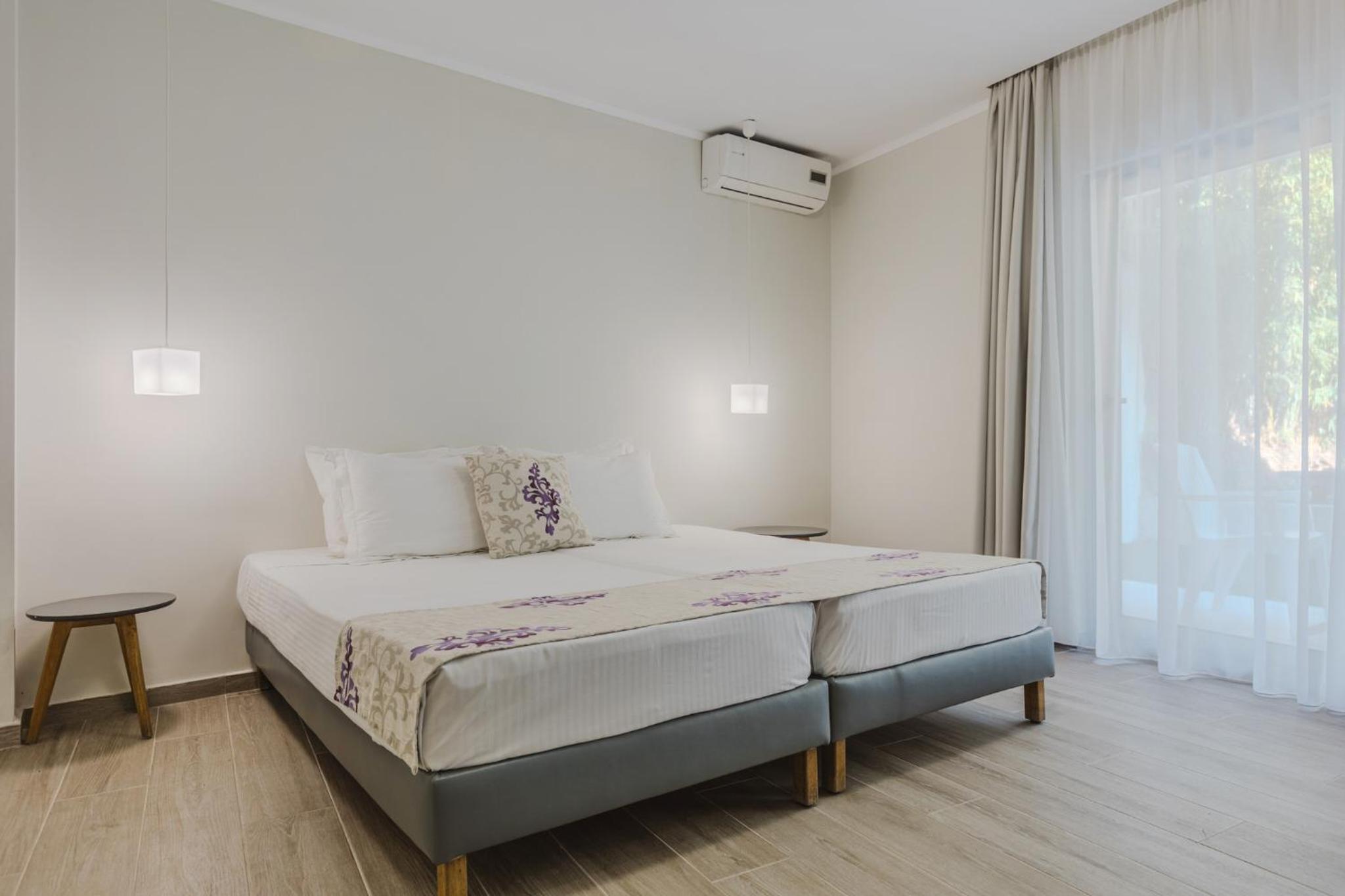 Deluxe Double Room with Balcony - Photo 9