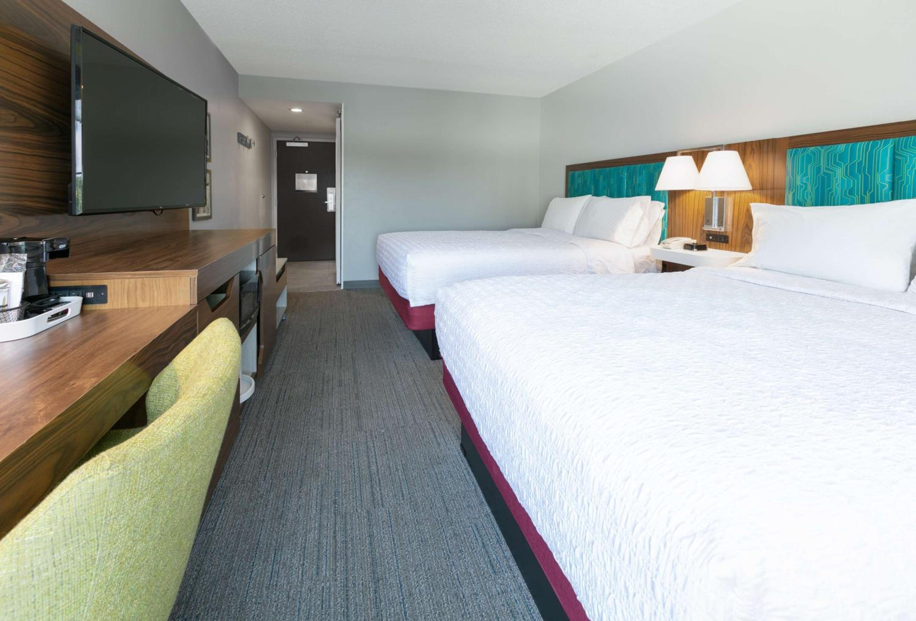 Room with Two Queen Beds - Non-Smoking - Photo 2