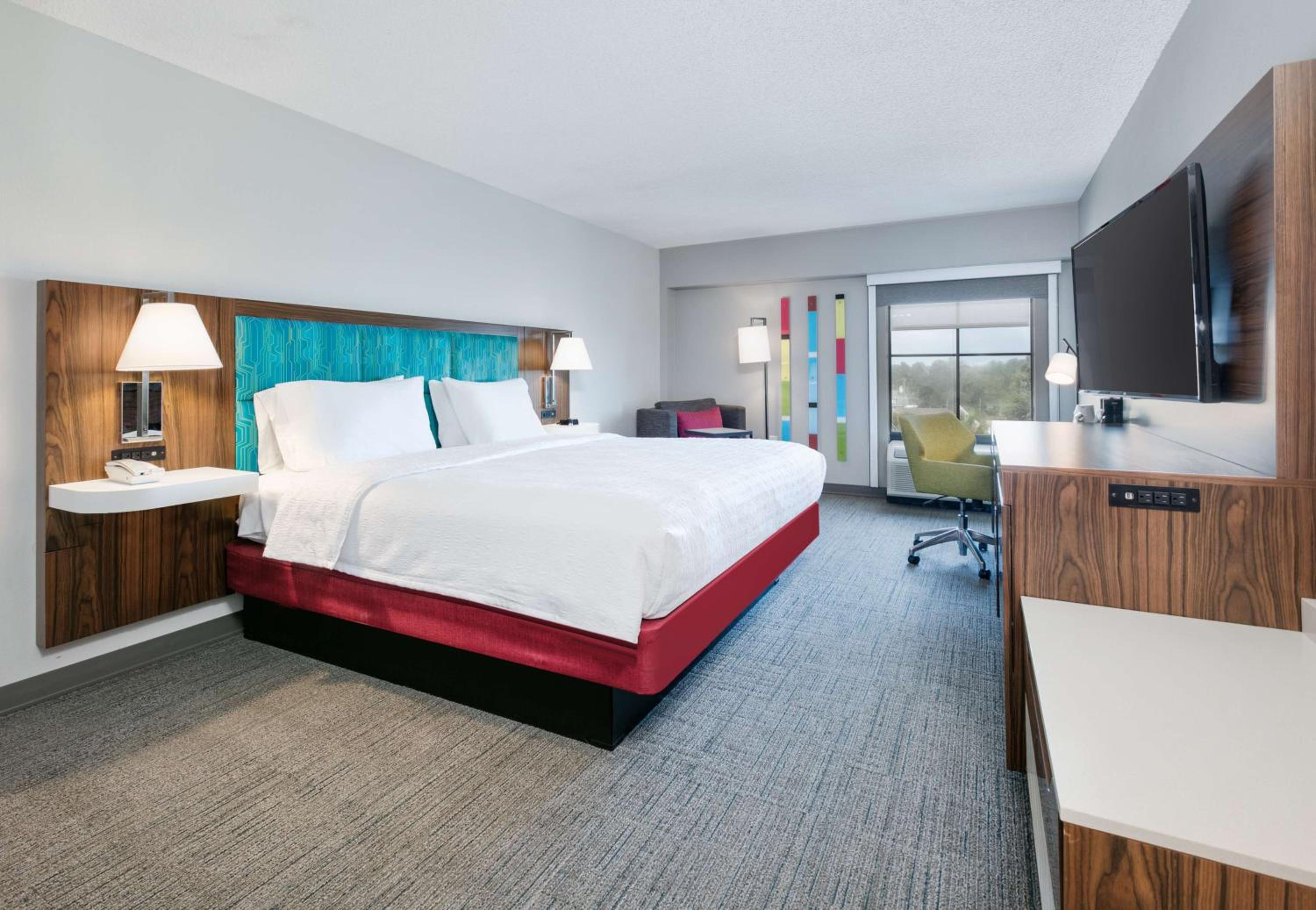 King Room with King Bed - Non-Smoking - Photo 5
