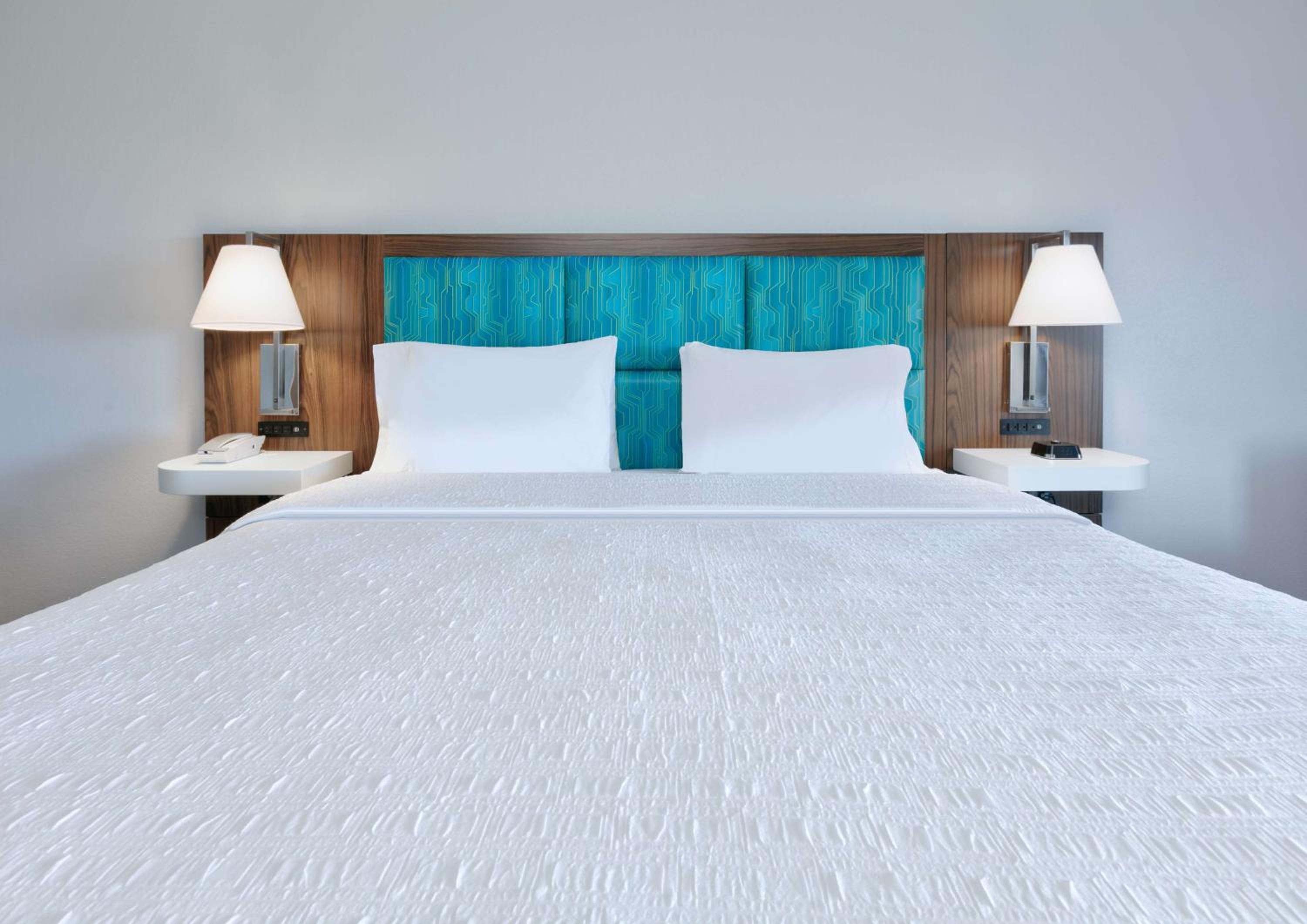 King Room with King Bed - Non-Smoking - Photo 2