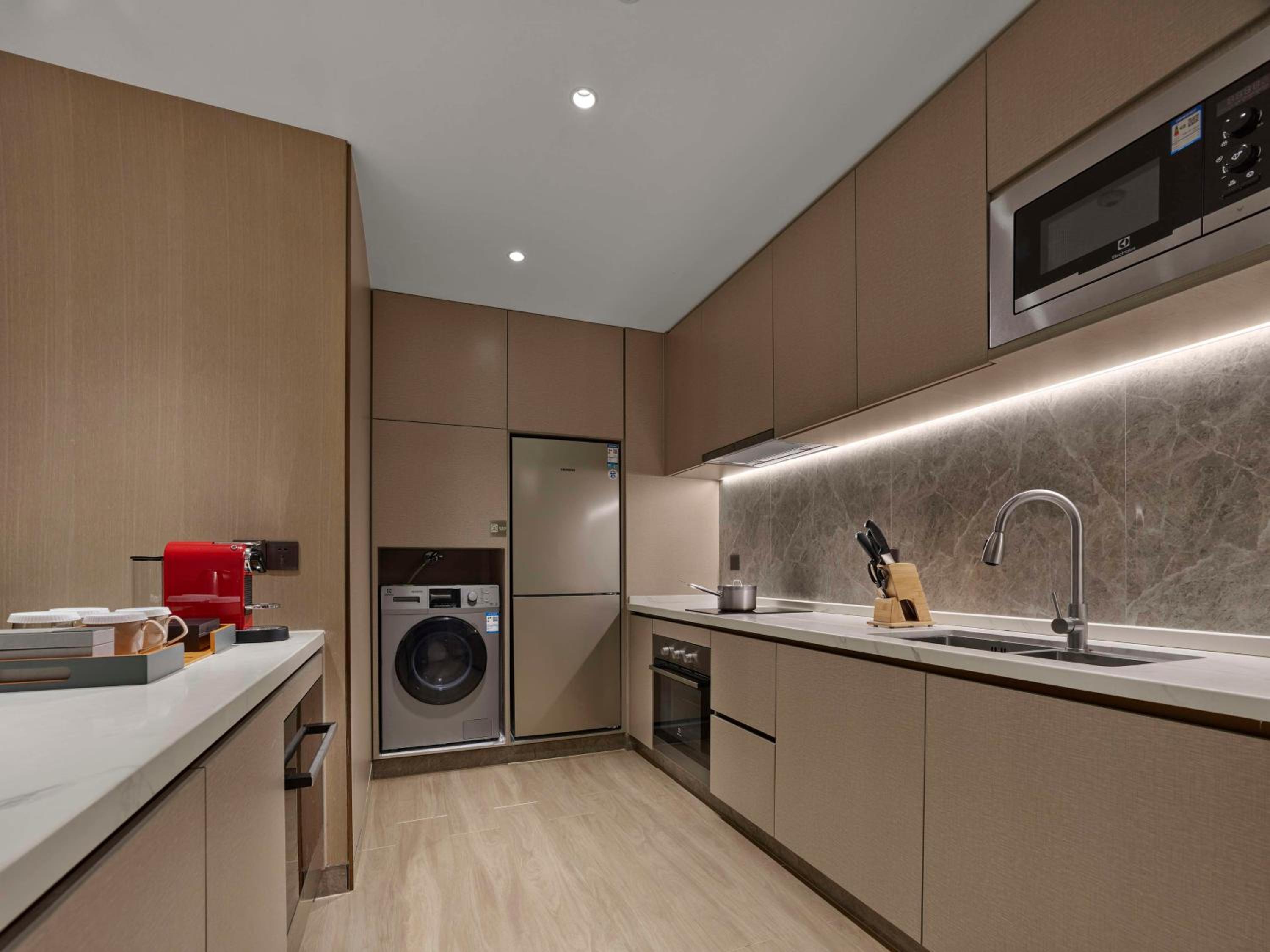 Two-Bedroom Apartment with King Bed thumbnail 6