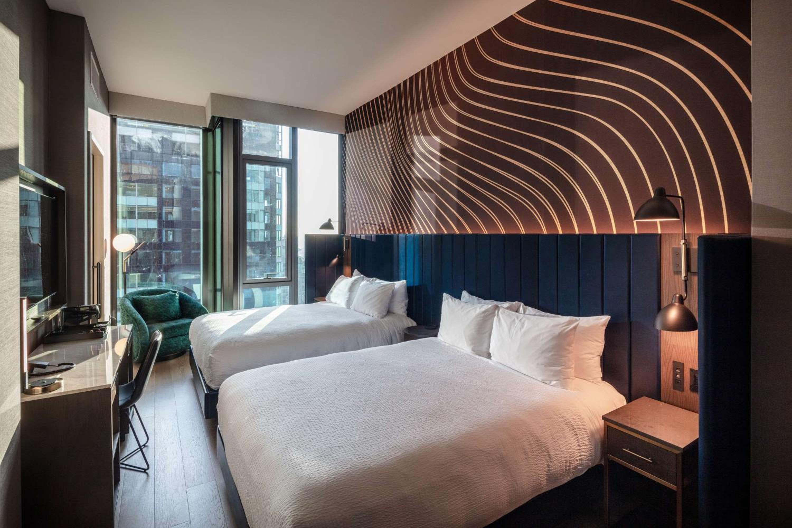 Deluxe Queen Room with Two Queen Beds and Skyline View - Hearing Accessible photo 3