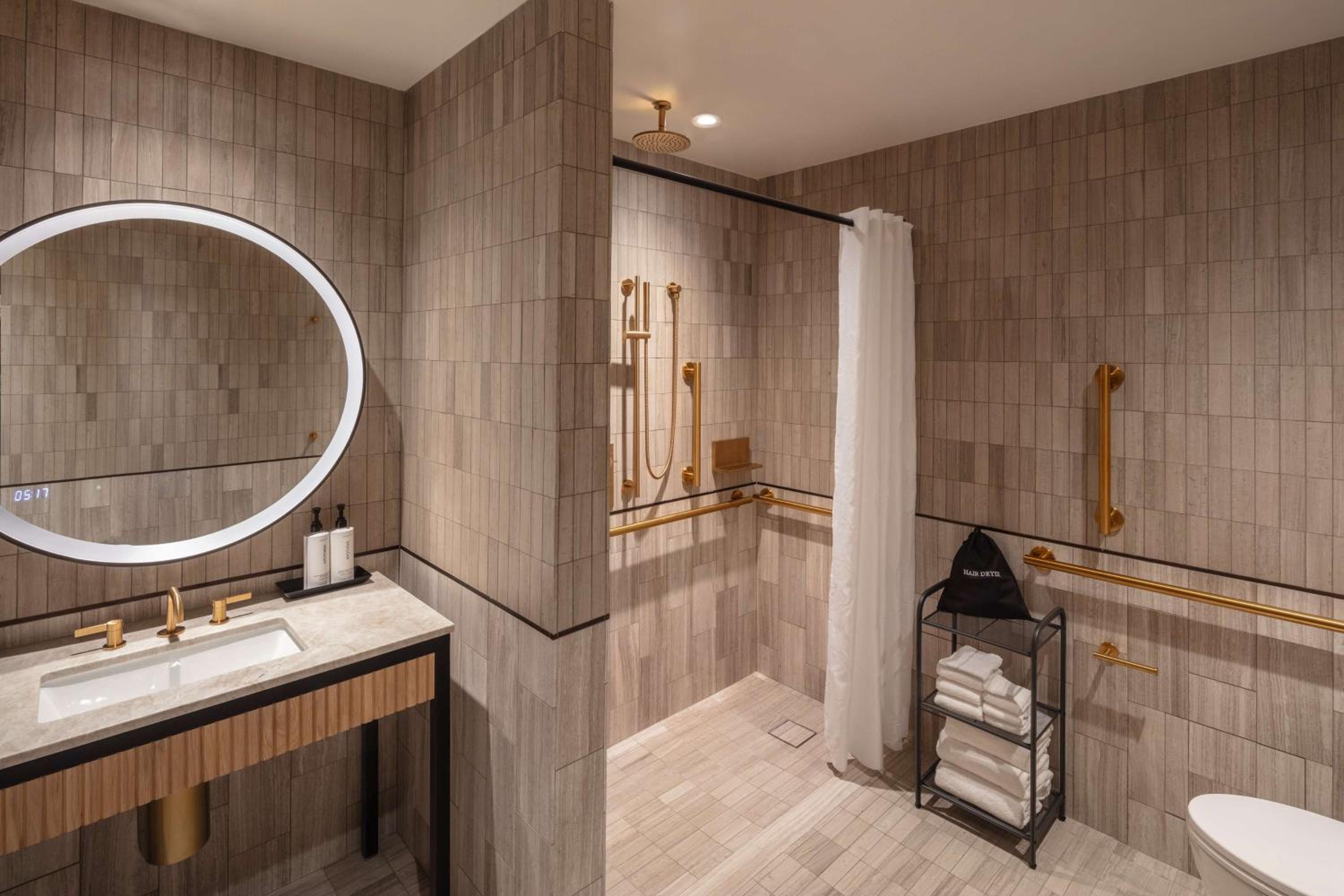 Corner King Suite with Roll-In Shower and Square View - Mobility Accessible photo 3