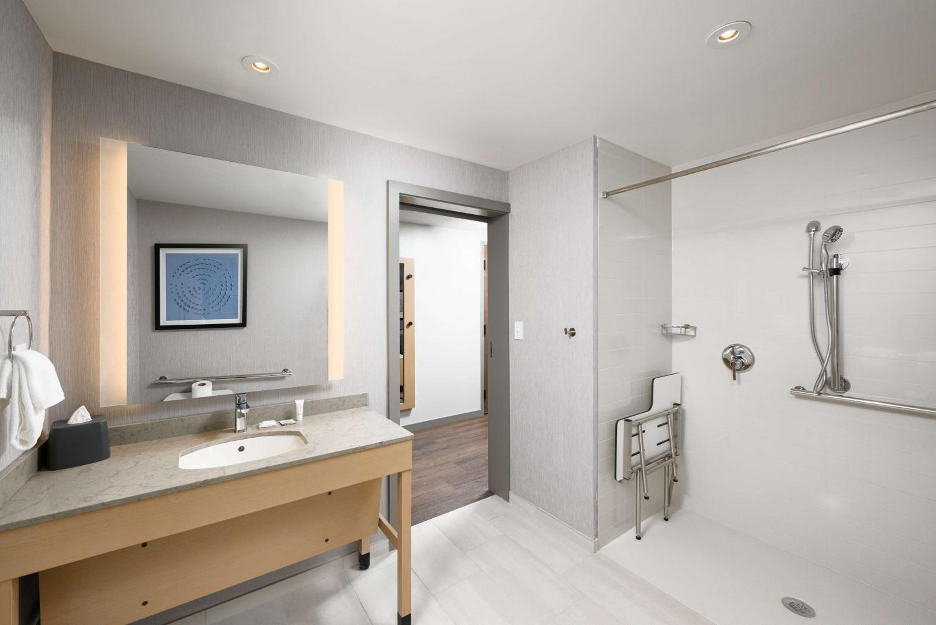 Queen Room with Sofa Bed and Roll-In Shower - Disability Access - Photo 3