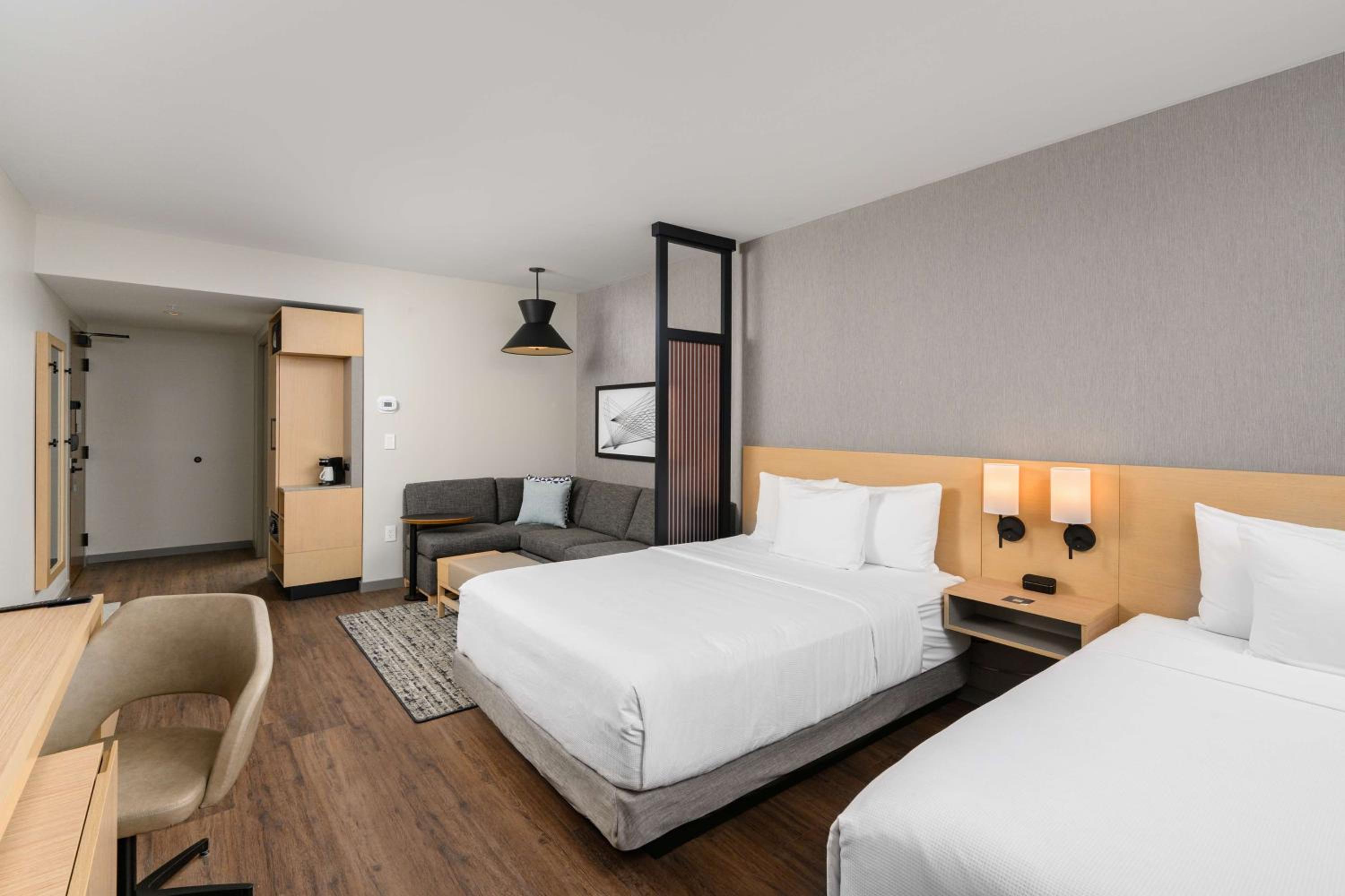 Queen Room with Two Queen Beds - Photo 4