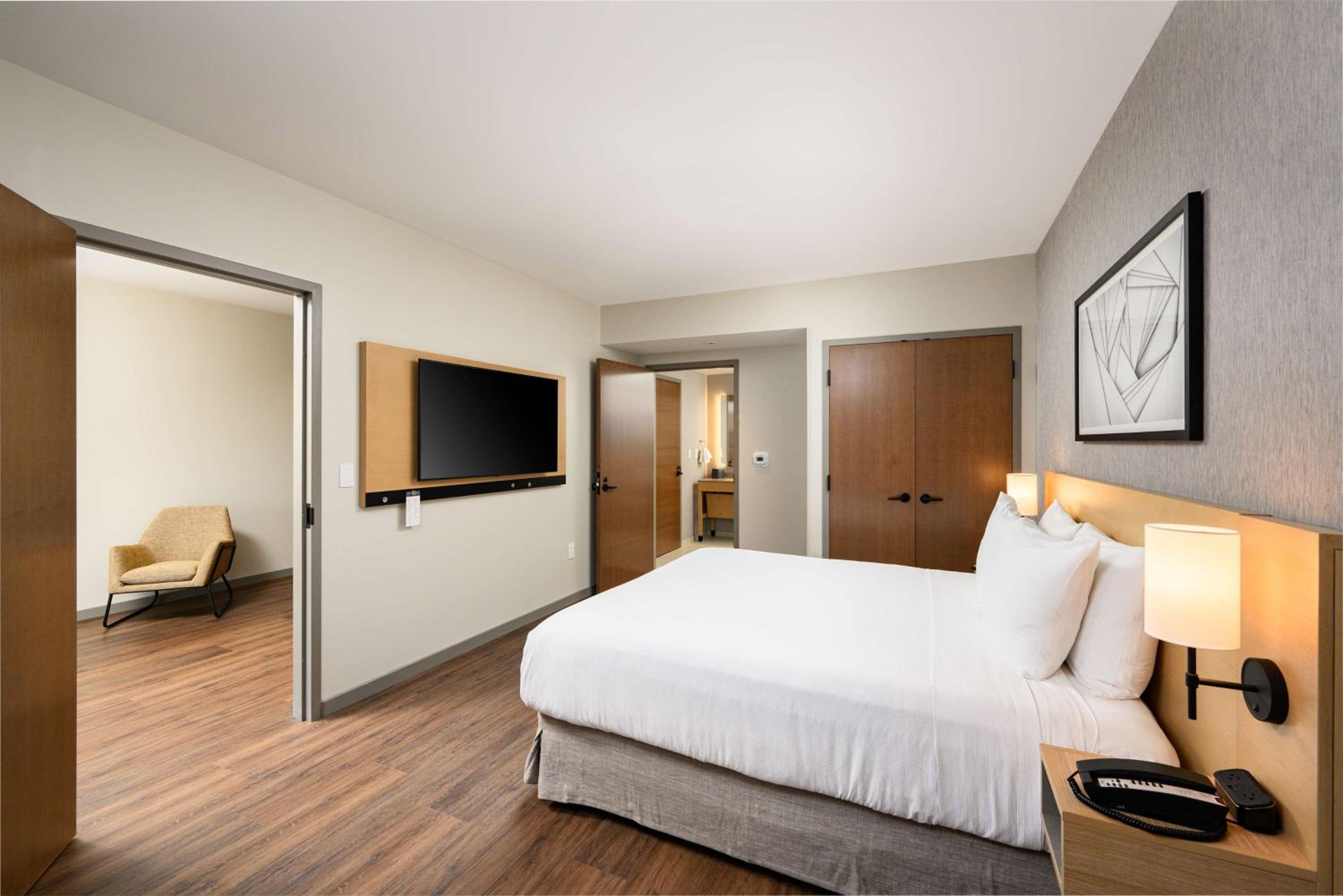 King Suite with Sofa Bed and Roll-In Shower - Disability Access - Photo 1