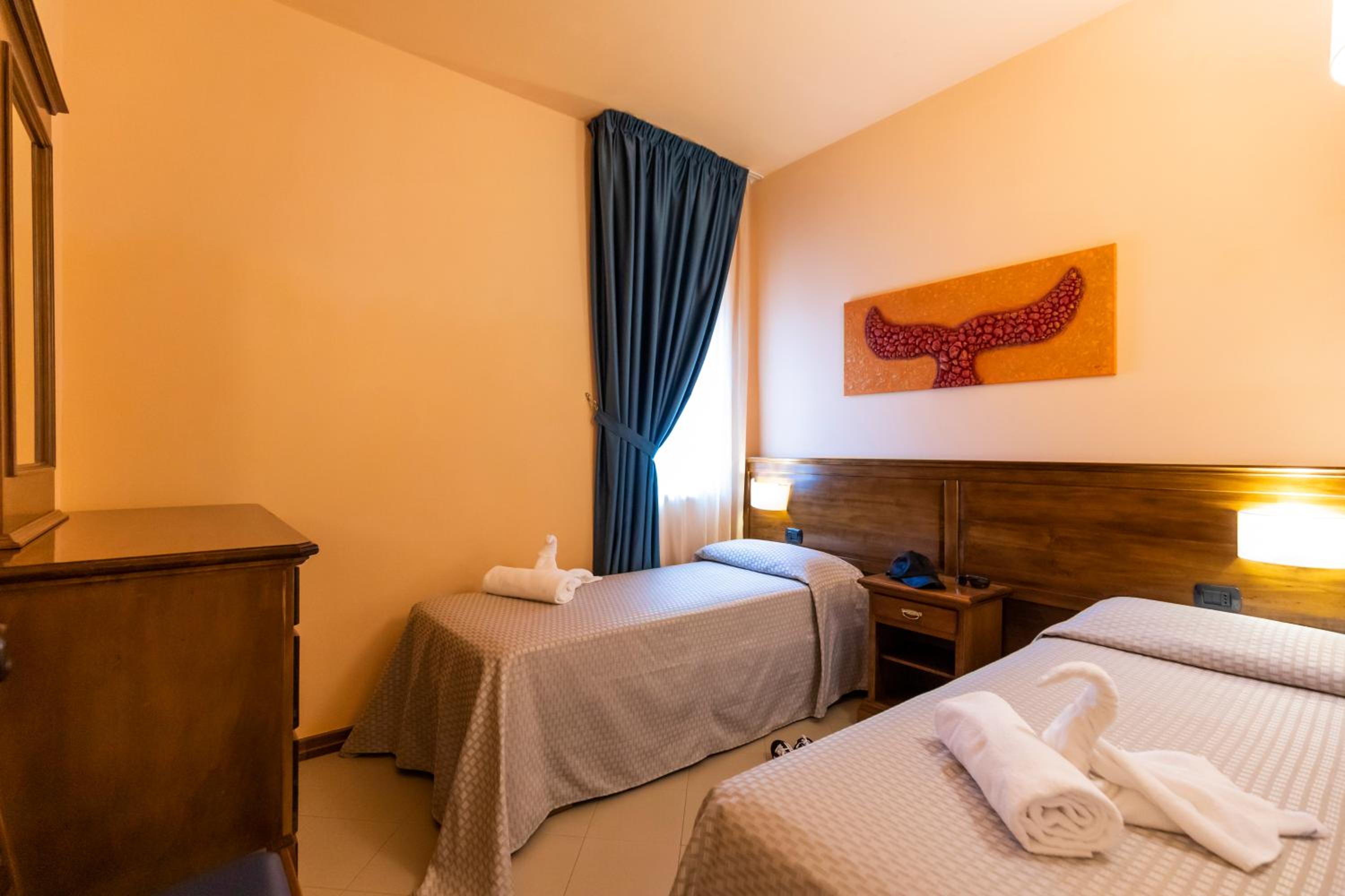 Standard Double or Twin Room - Photo 8