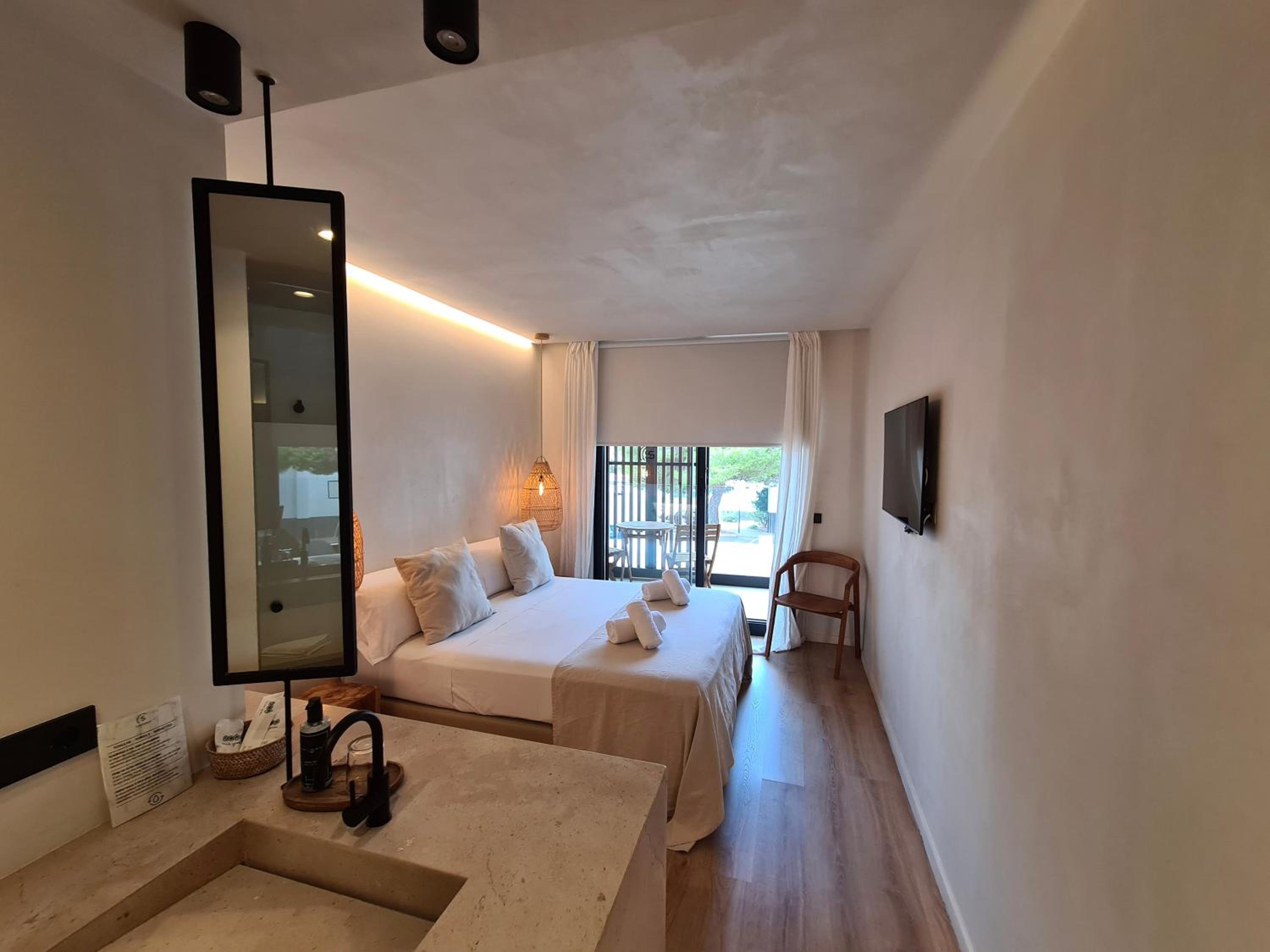 Standard Double or Twin Room - Photo 2