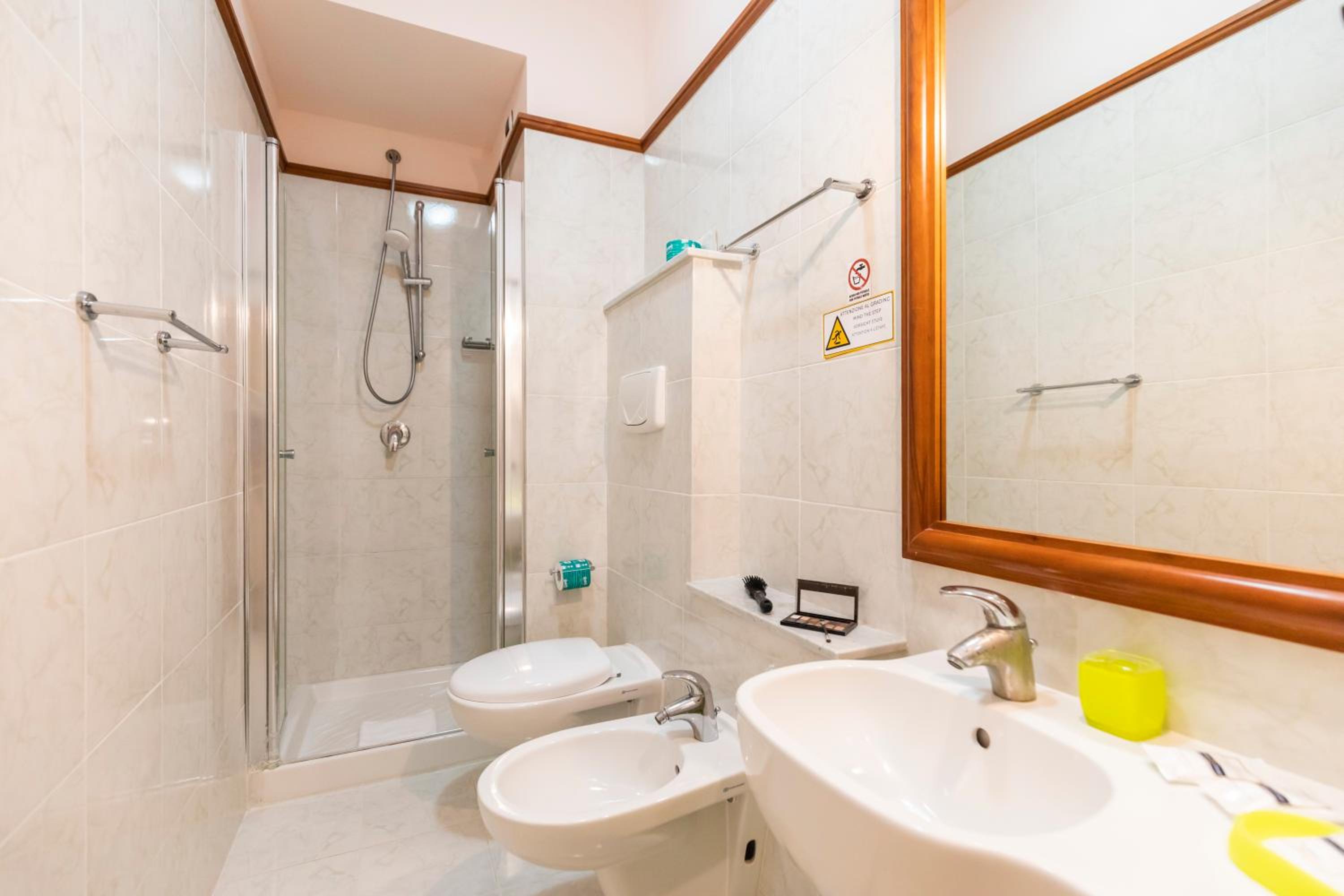 Economy Triple Room - Photo 5