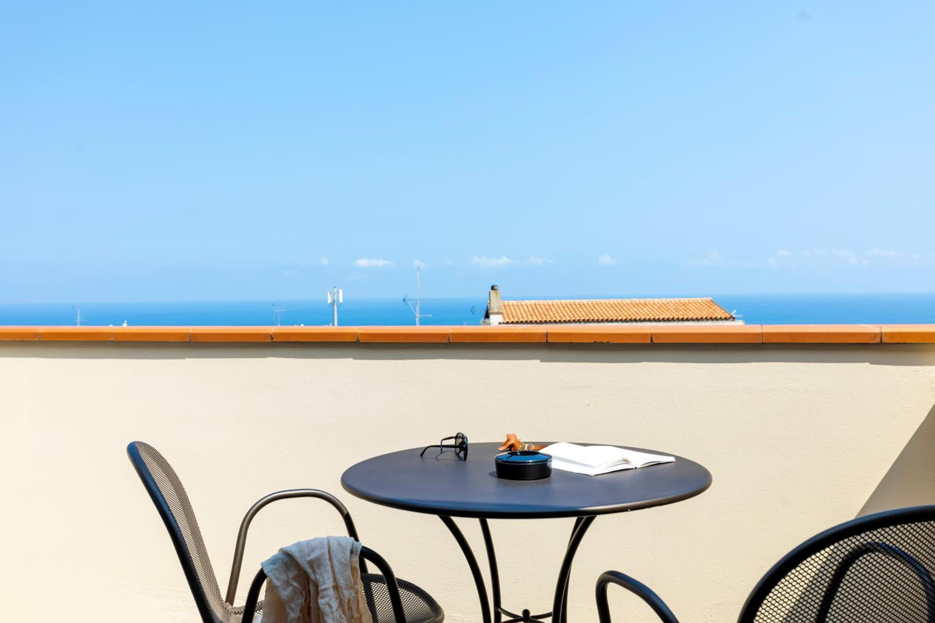 Double or Twin Room with Sea View - Photo 7
