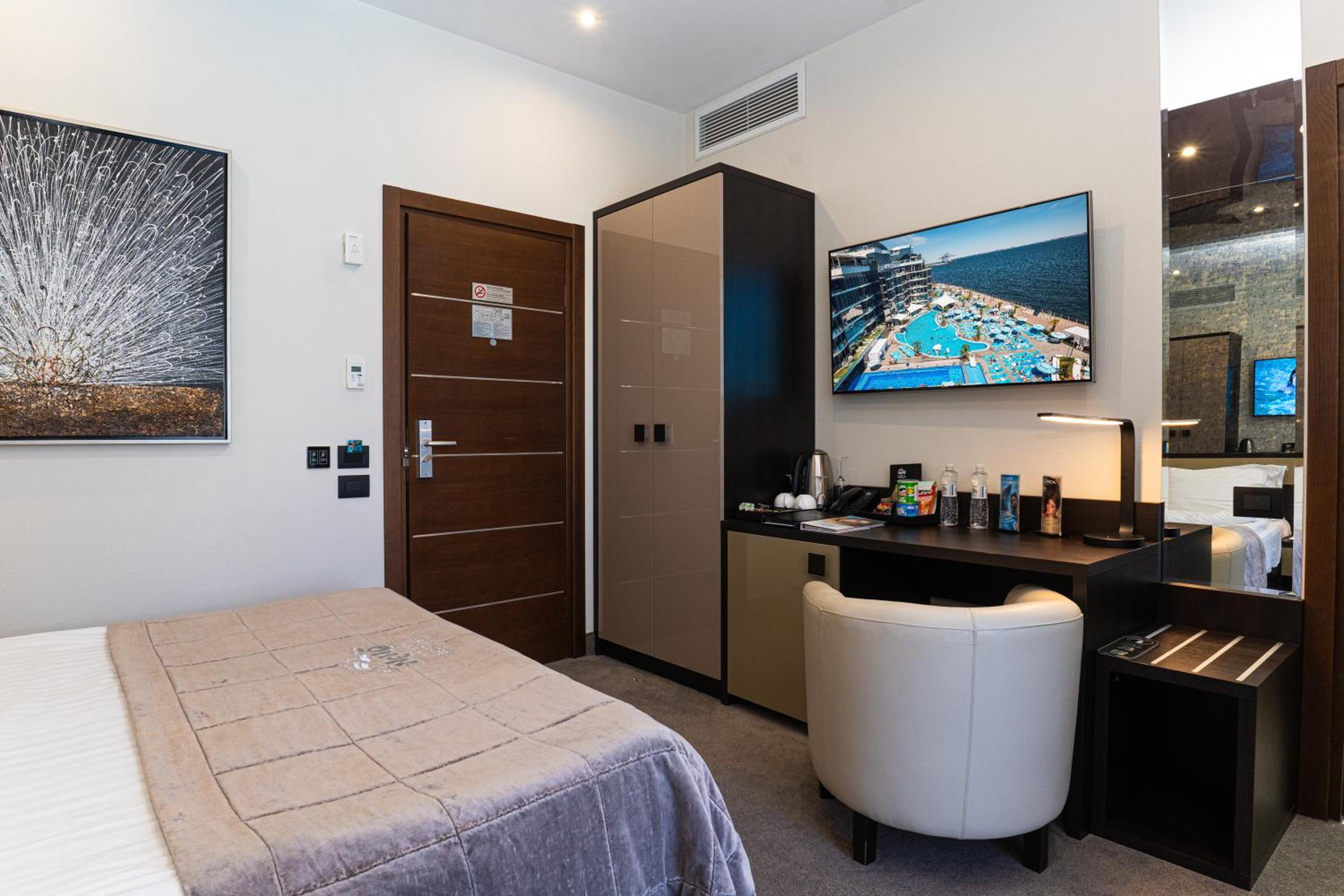 Standard,  Side Sea View