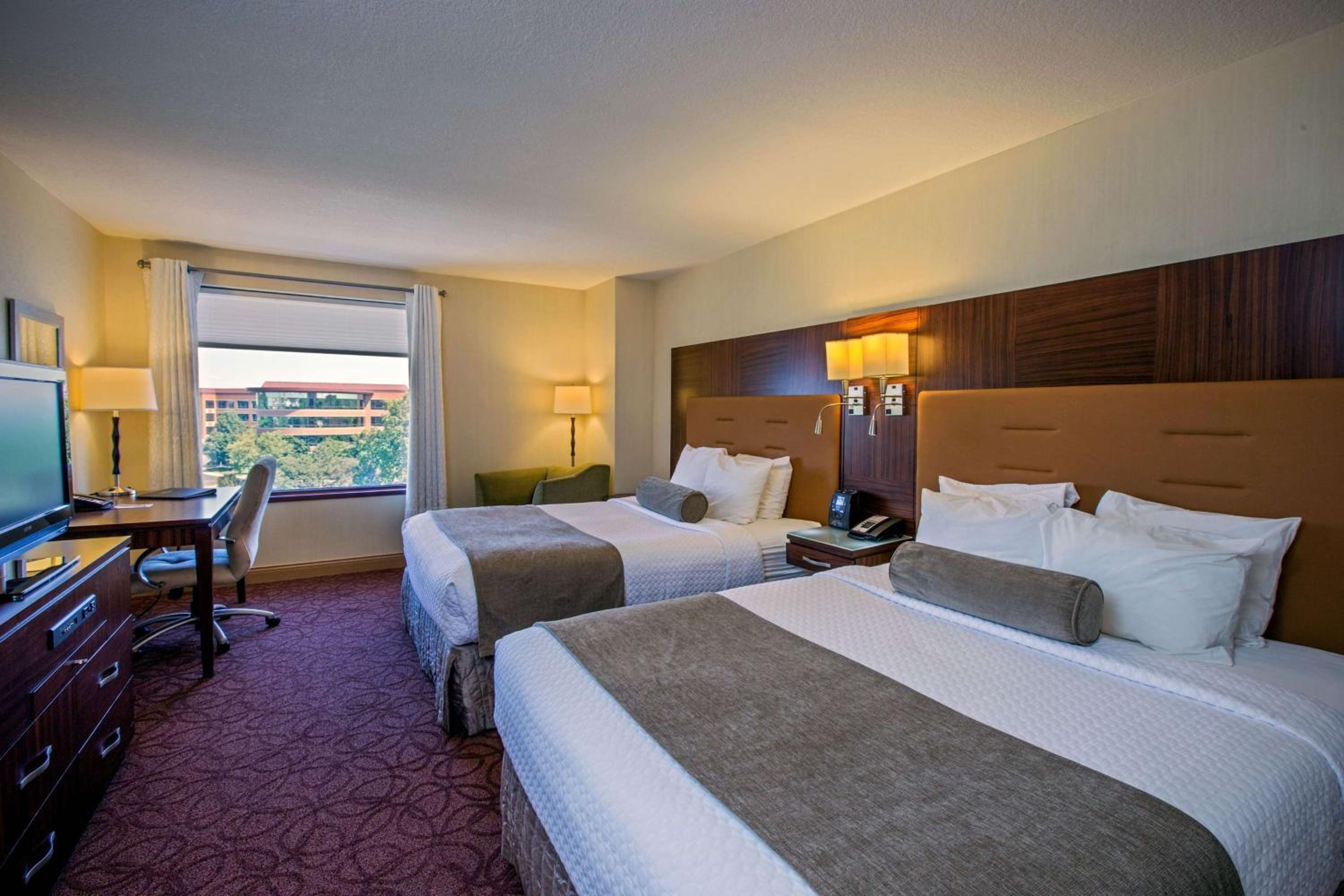 Deluxe Room with Two Queen Beds photo 3