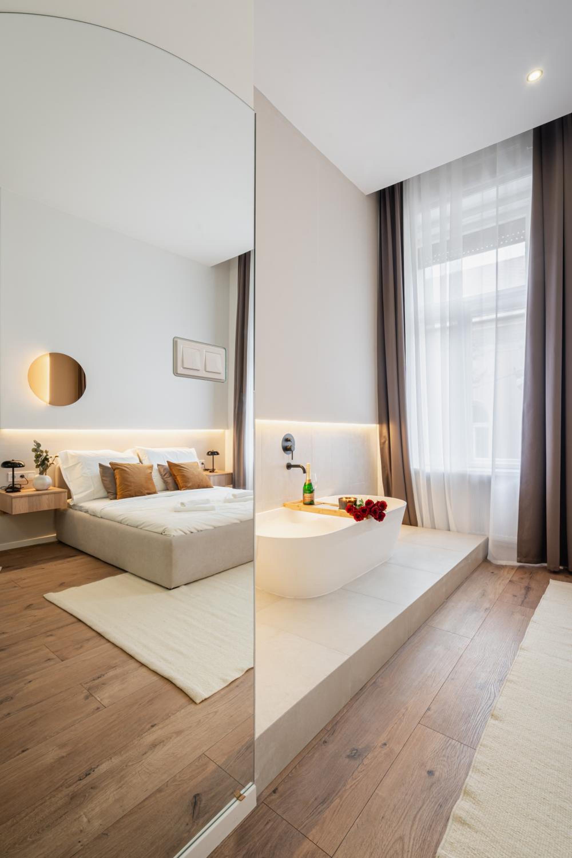 Deluxe Double Room with Bath - Photo 6