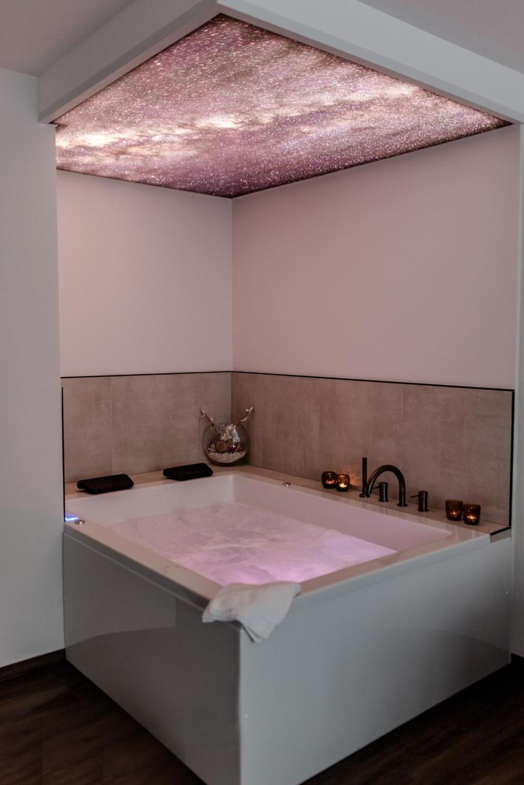Suite with Spa Bath - Photo 3