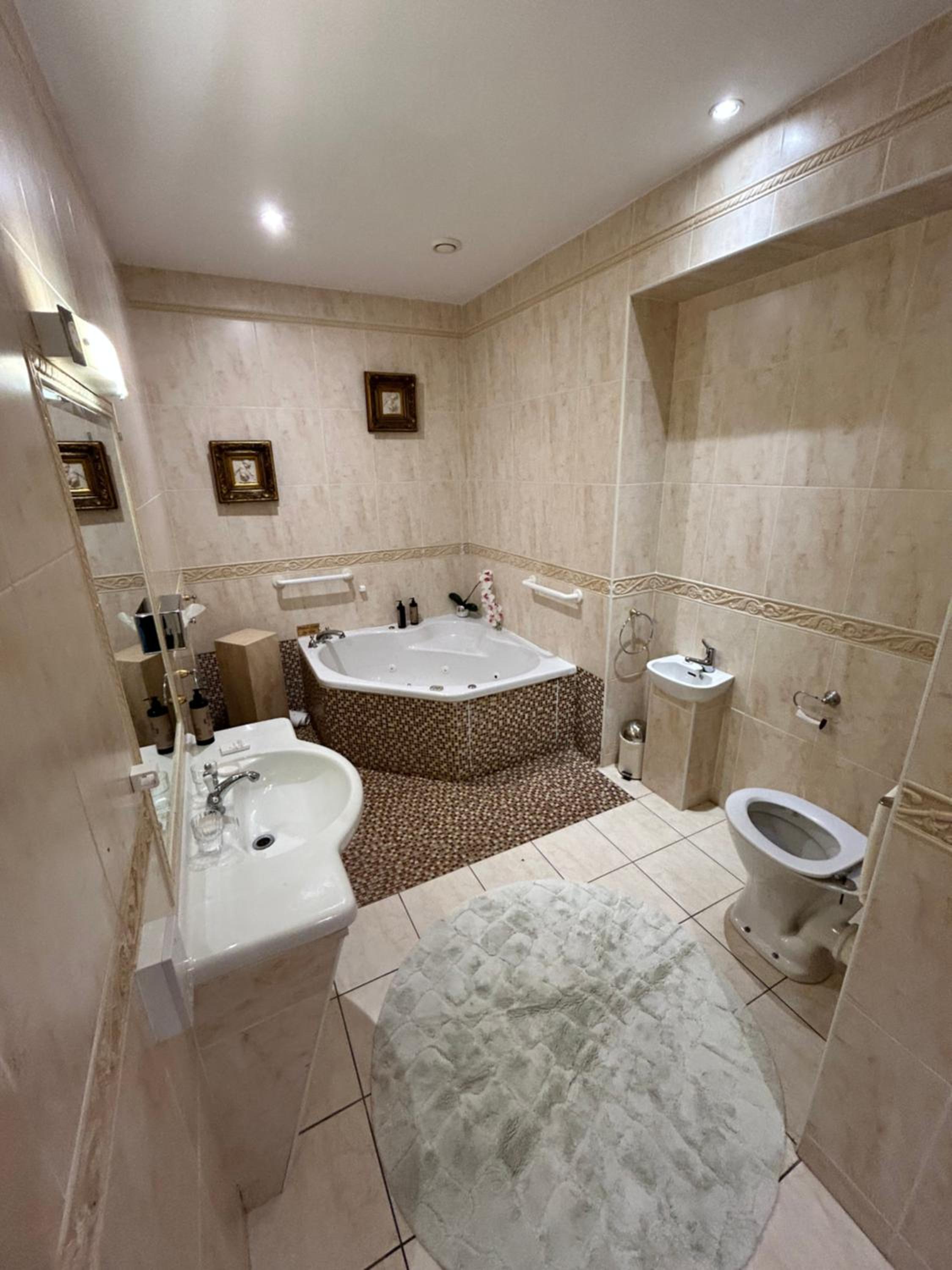 Deluxe Suite with Spa Bath - Photo 4