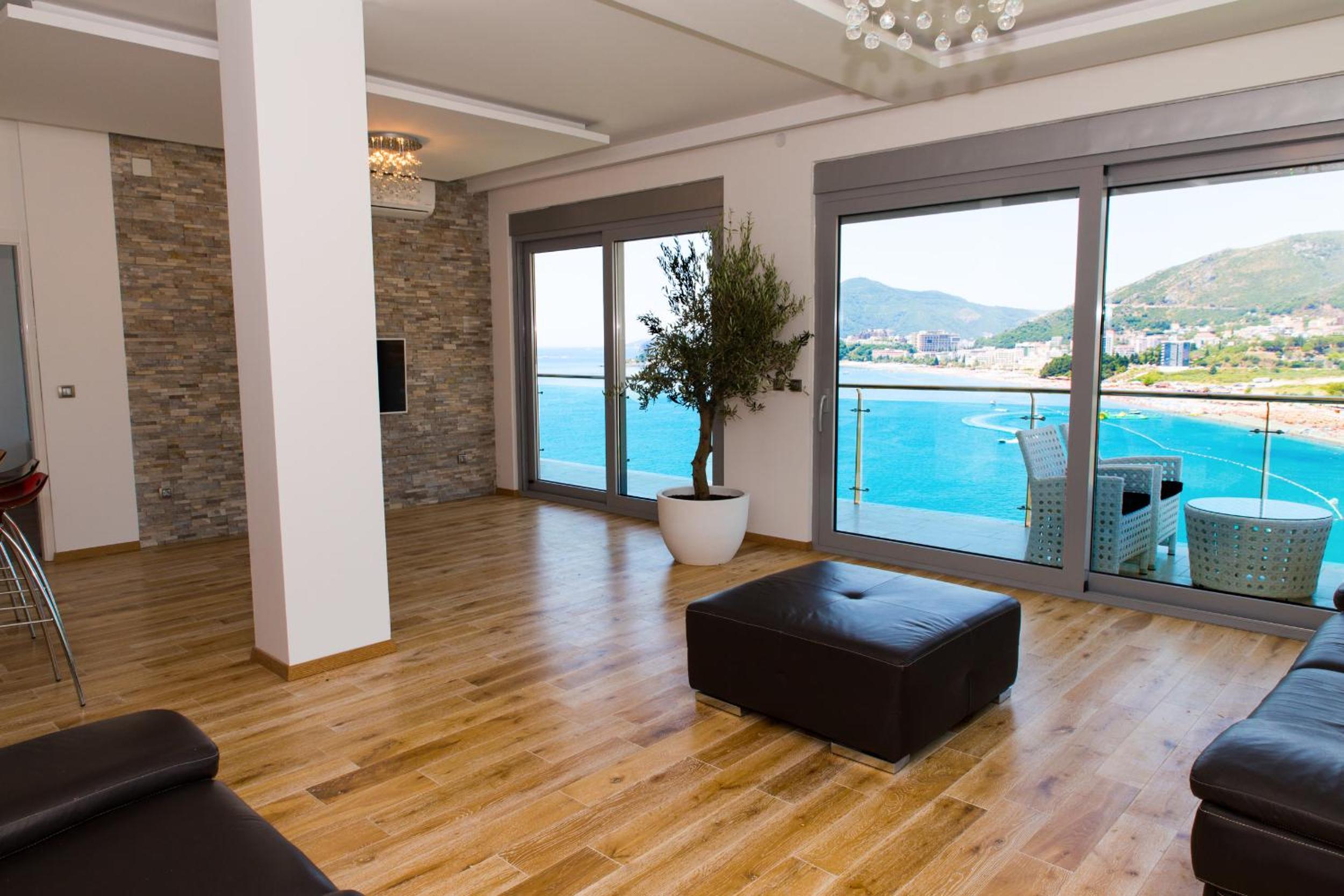 Three-Bedroom Apartment with Sea View photo 2