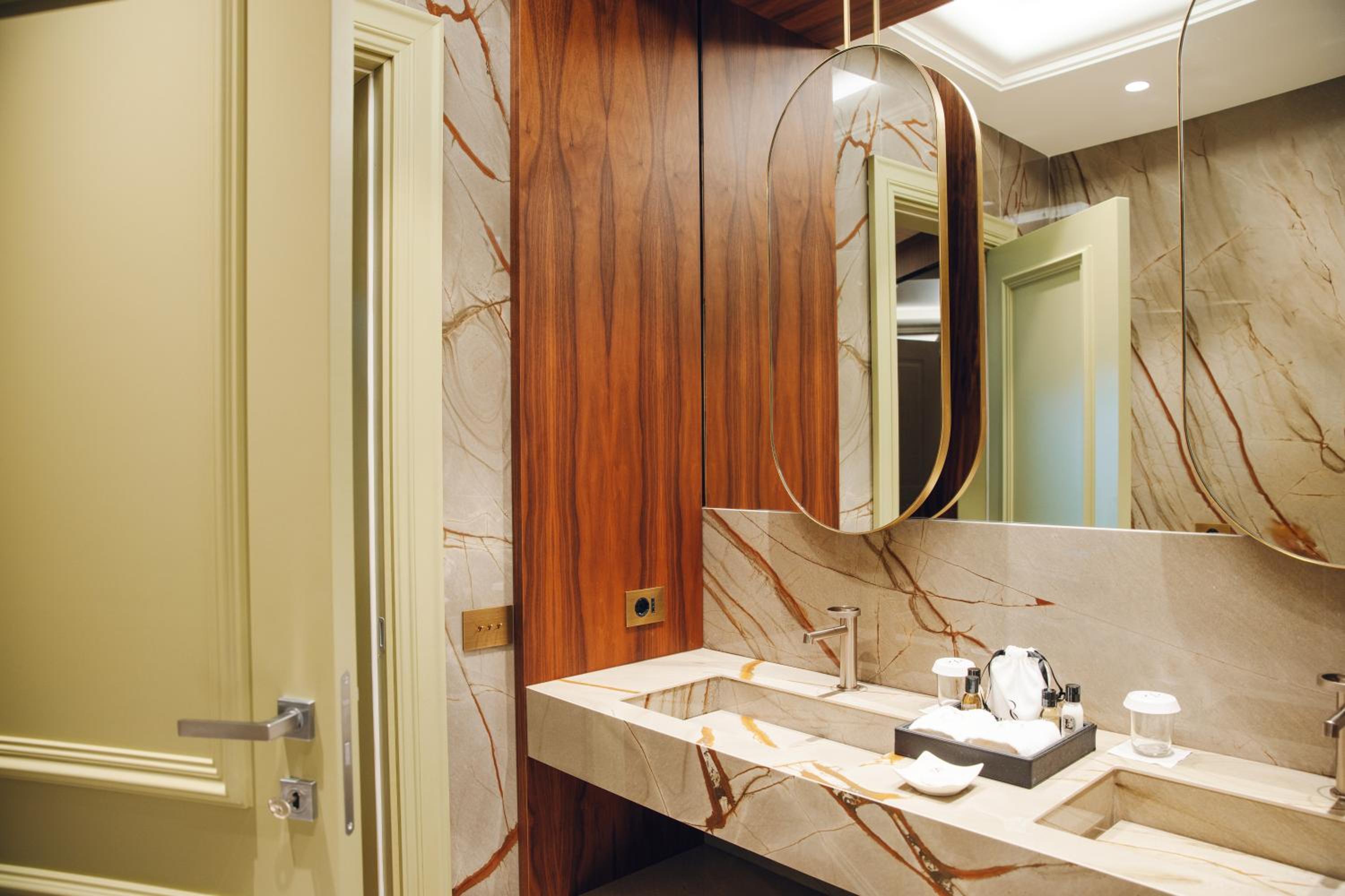 Deluxe Room - Photo 5