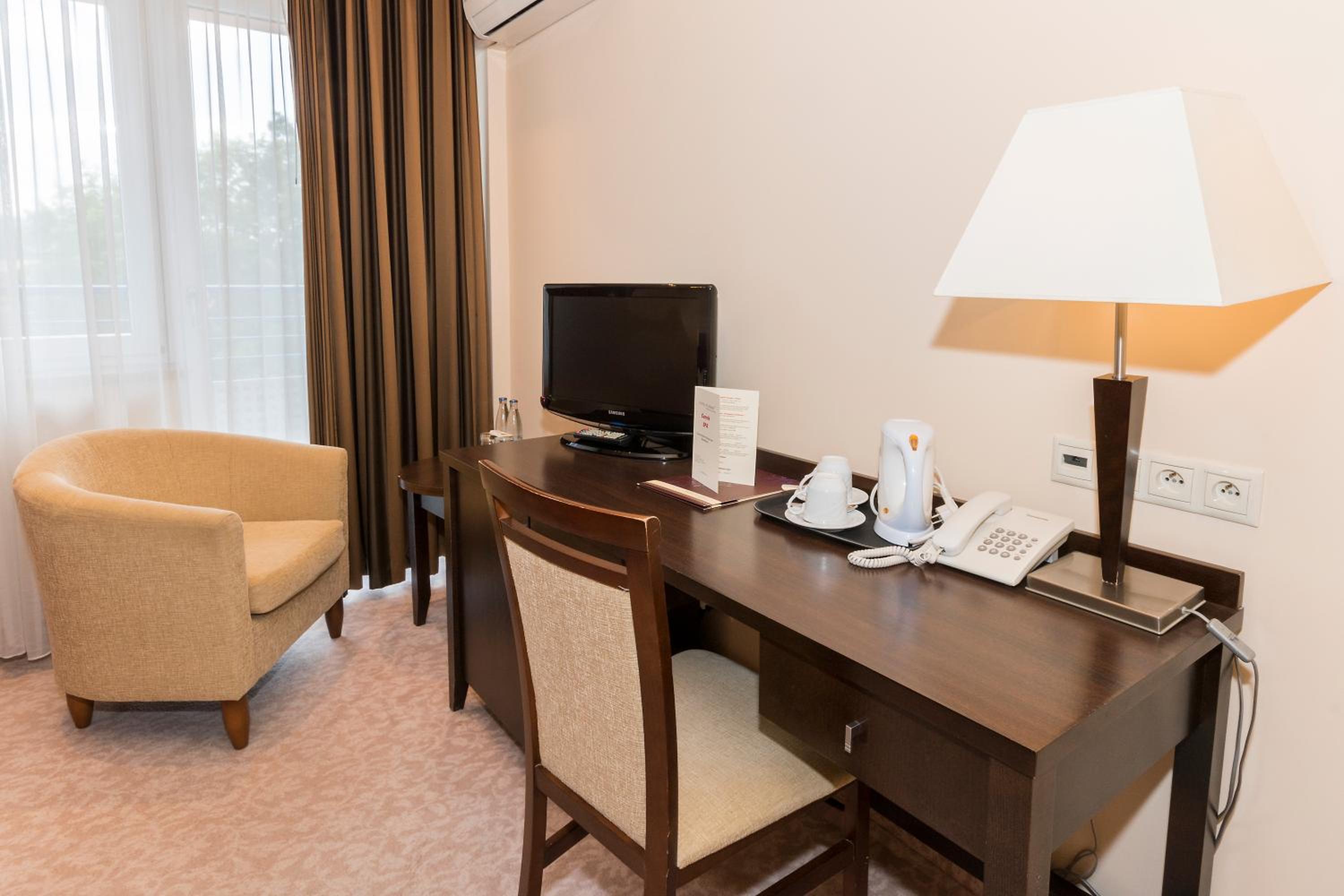 Superior Twin Room with City View - Photo 5