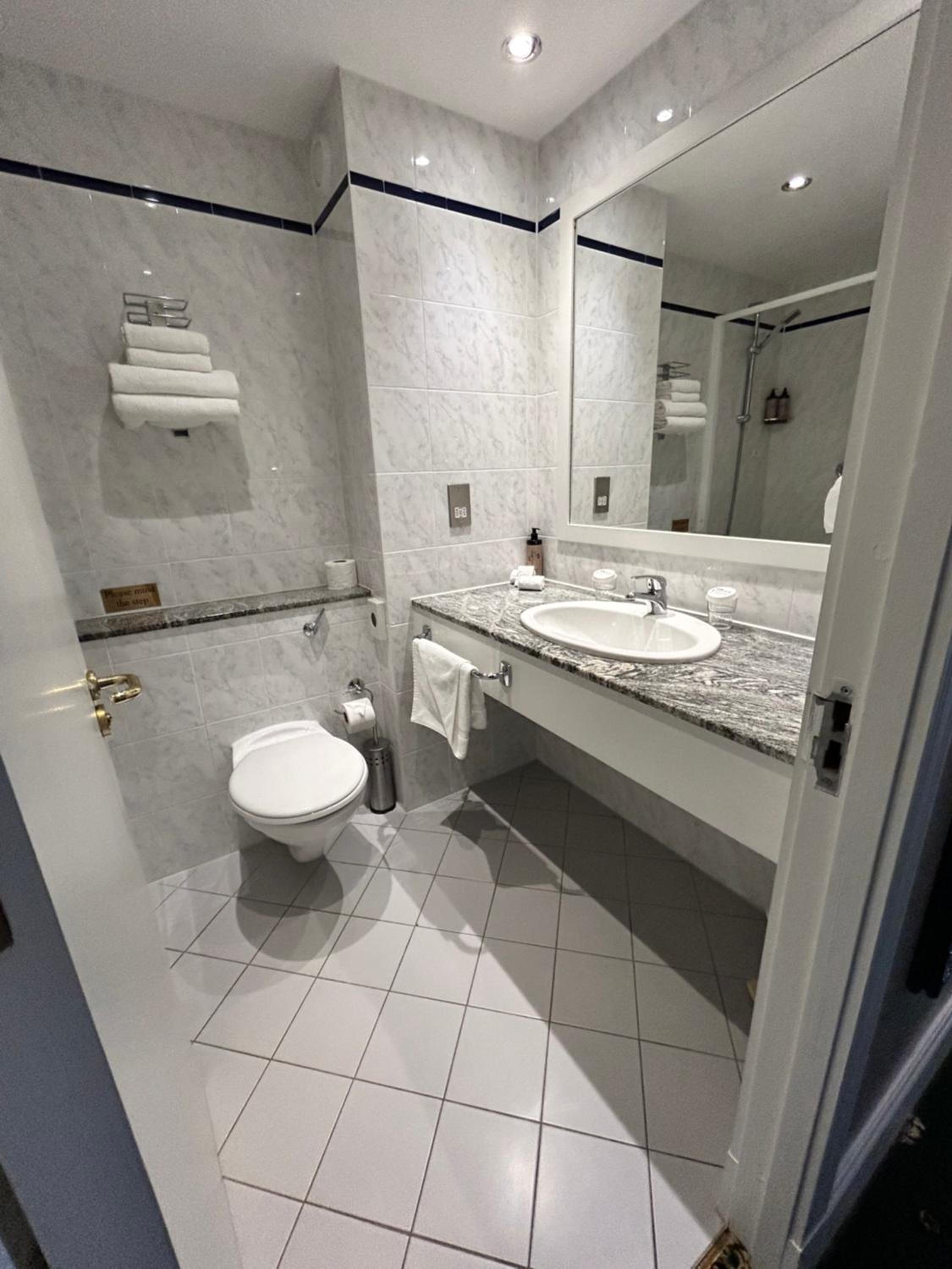 Standard Double or Twin Room - Photo 3