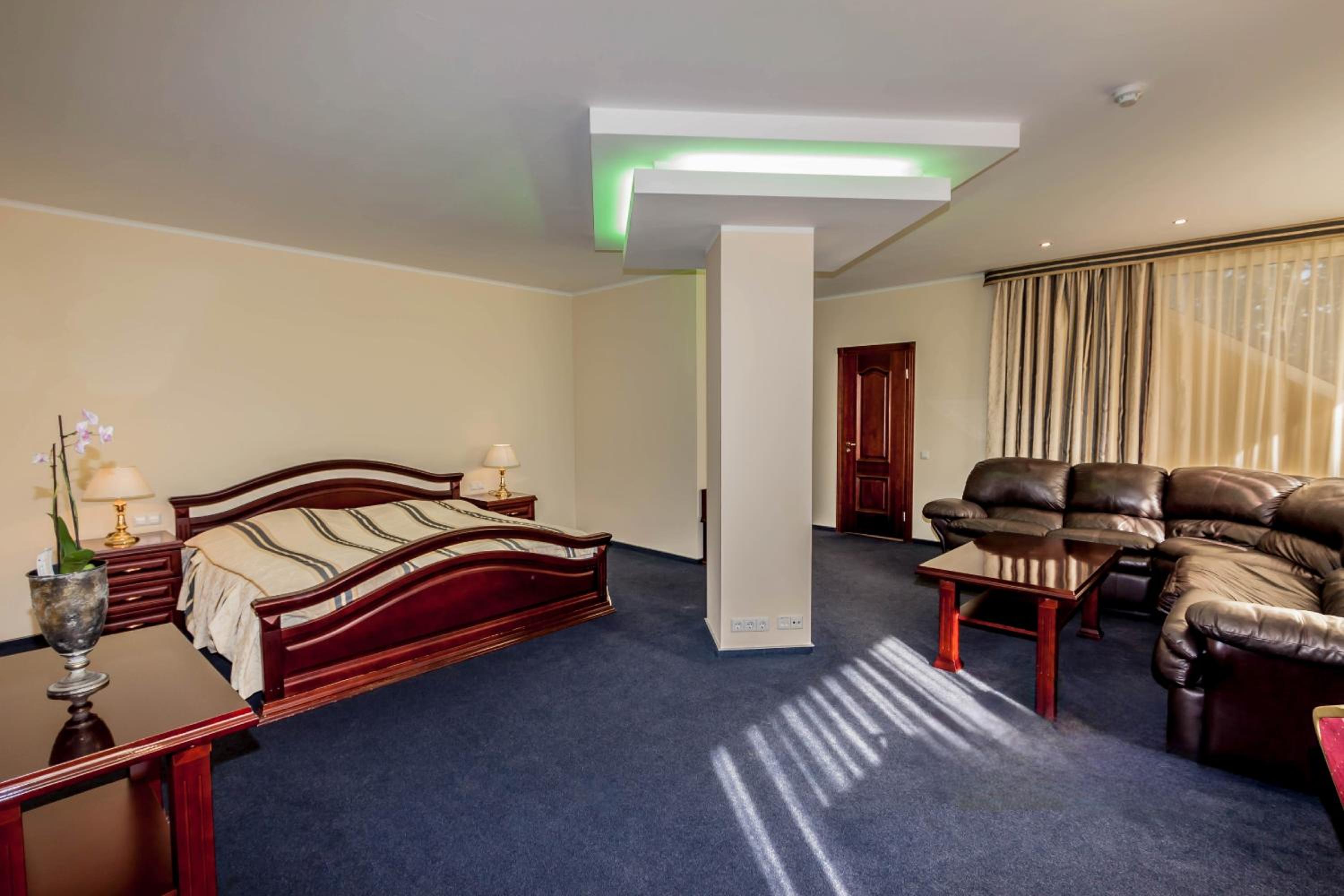 Deluxe Suite with Spa Bath photo 3