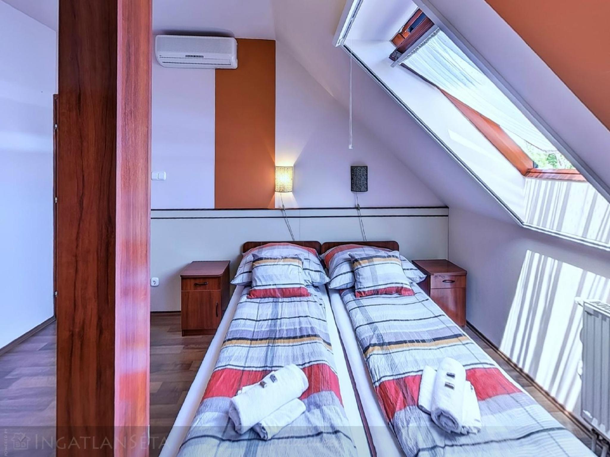 Twin Room with Private Bathroom photo 2