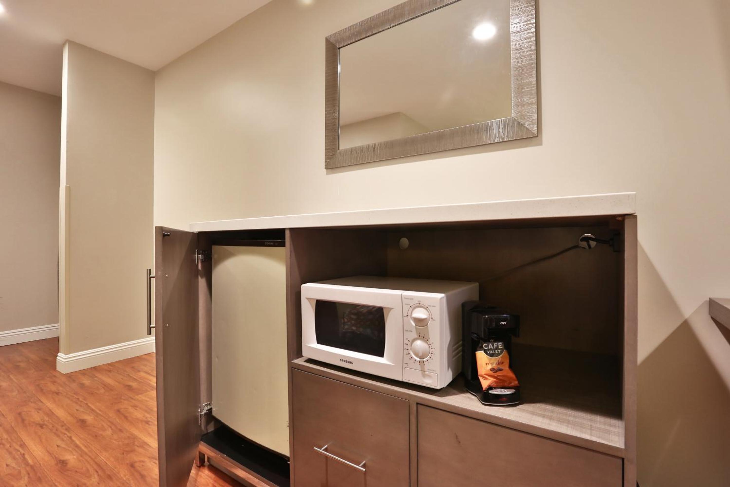 Deluxe Queen Room - Photo 10