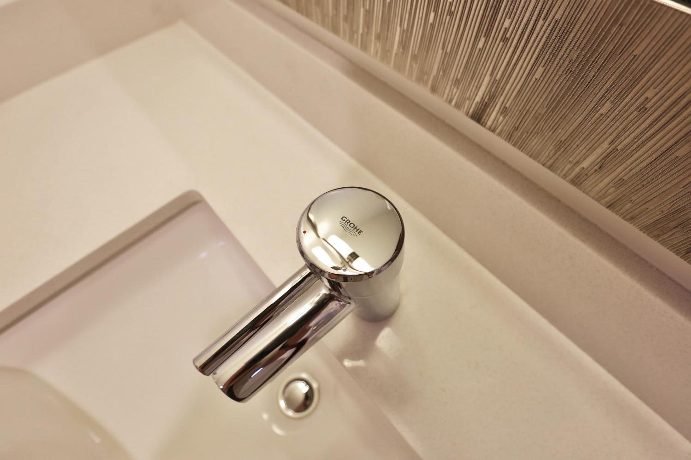 Deluxe King Room - Photo 9