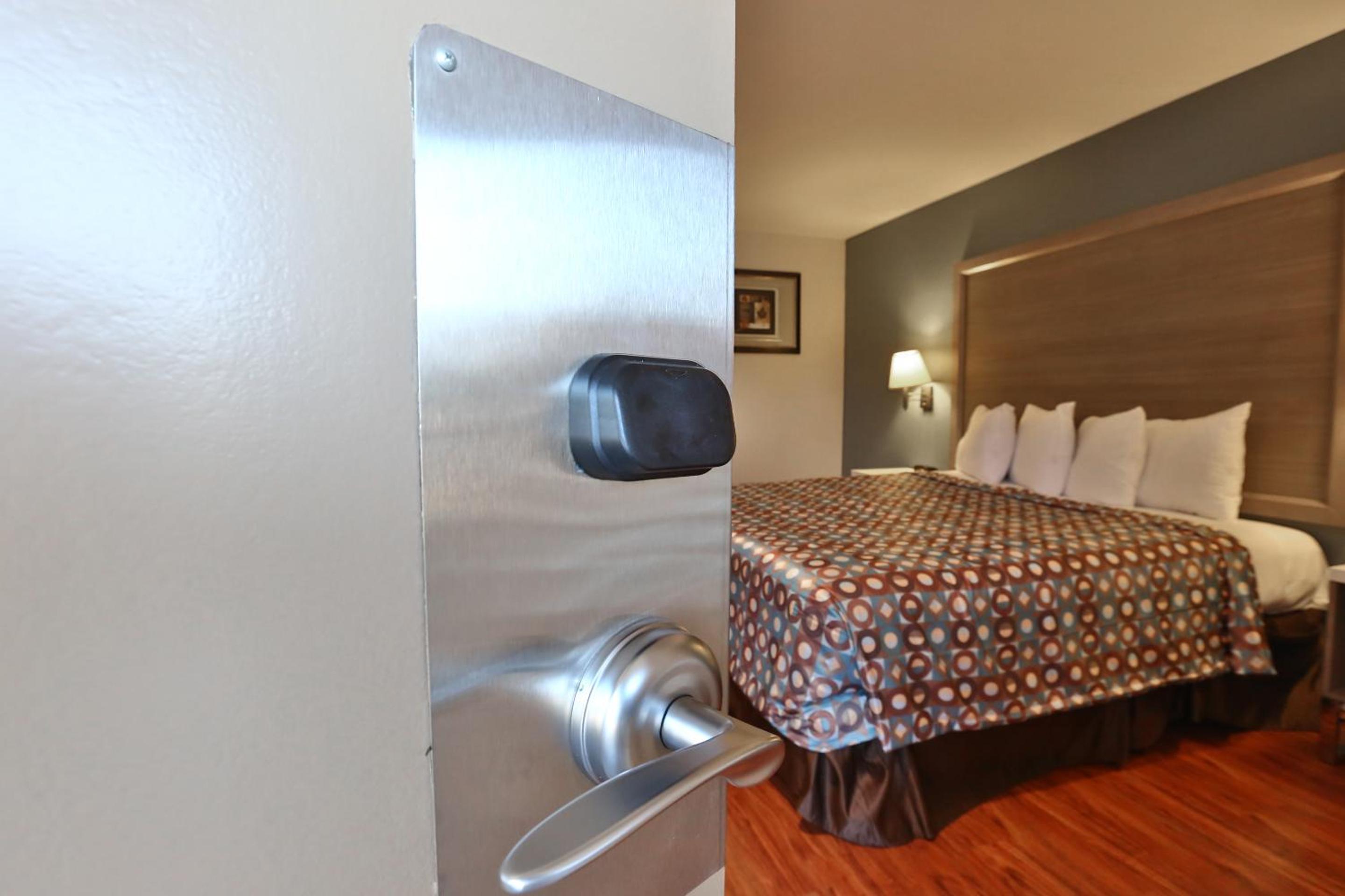 Deluxe King Room - Photo 6