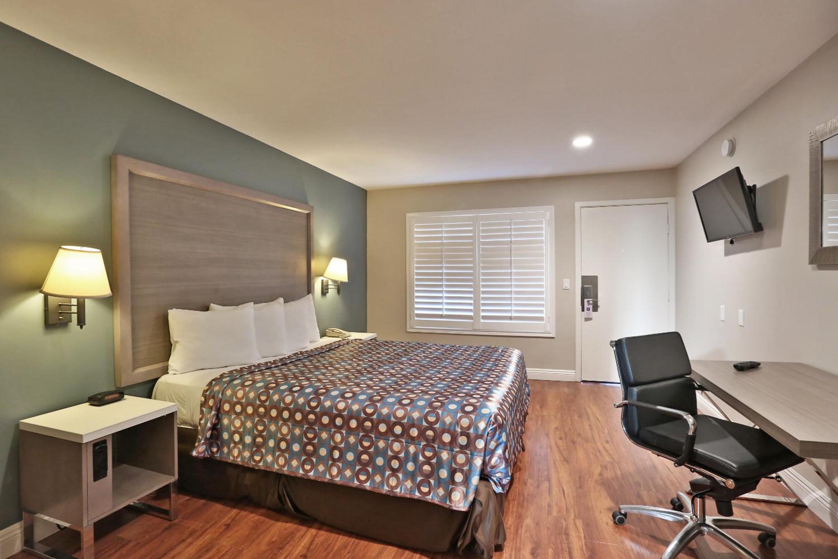 Deluxe King Room - Photo 12