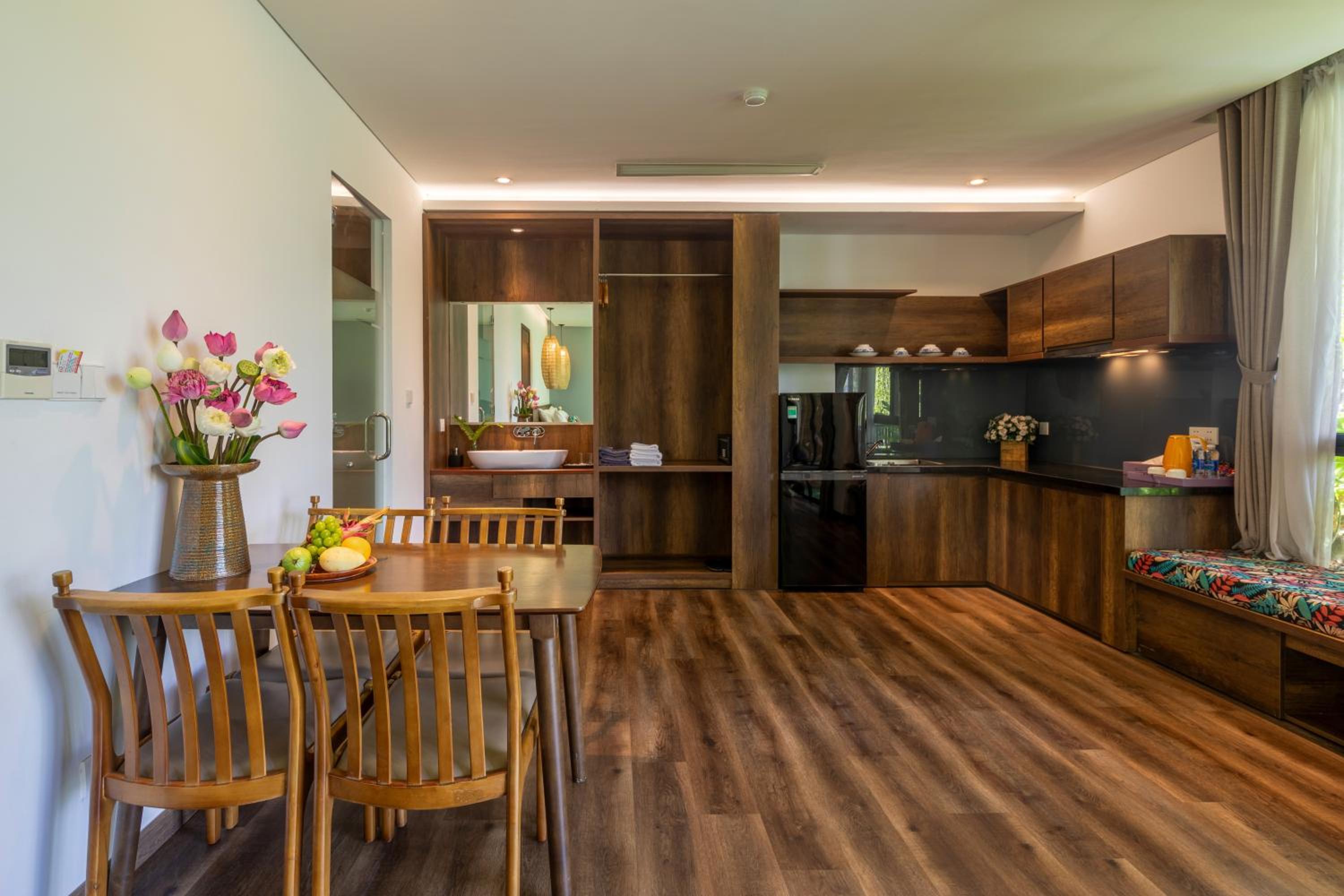 Apartment with Partial Sea View - Photo 4