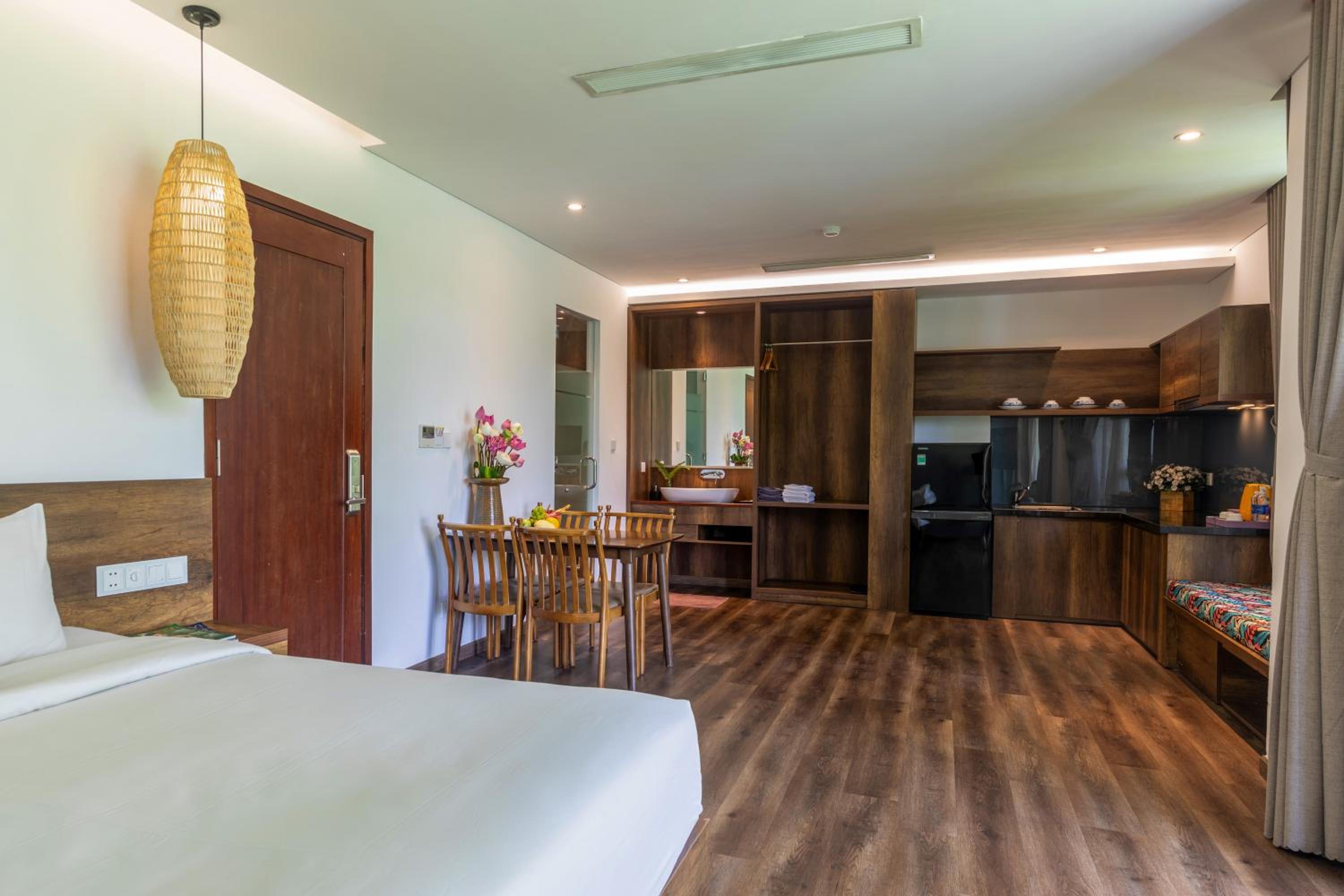 Apartment with Partial Sea View - Photo 10