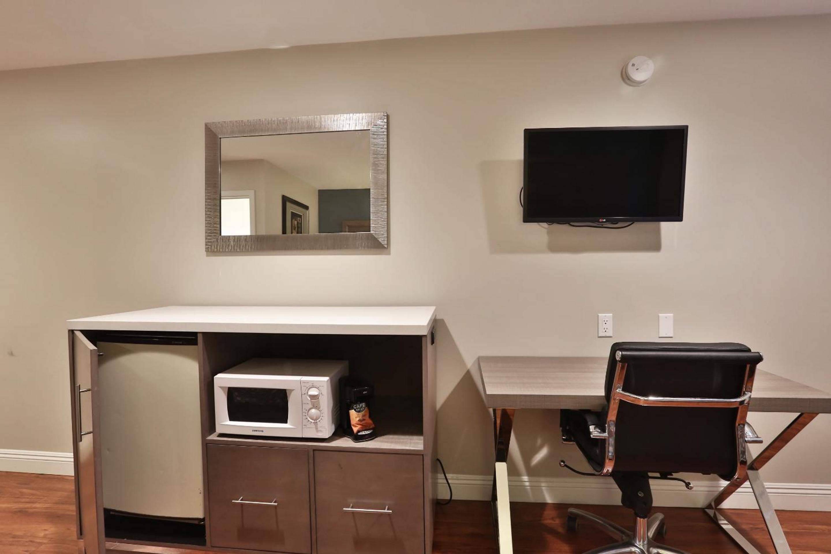 Deluxe King Room - Photo 10